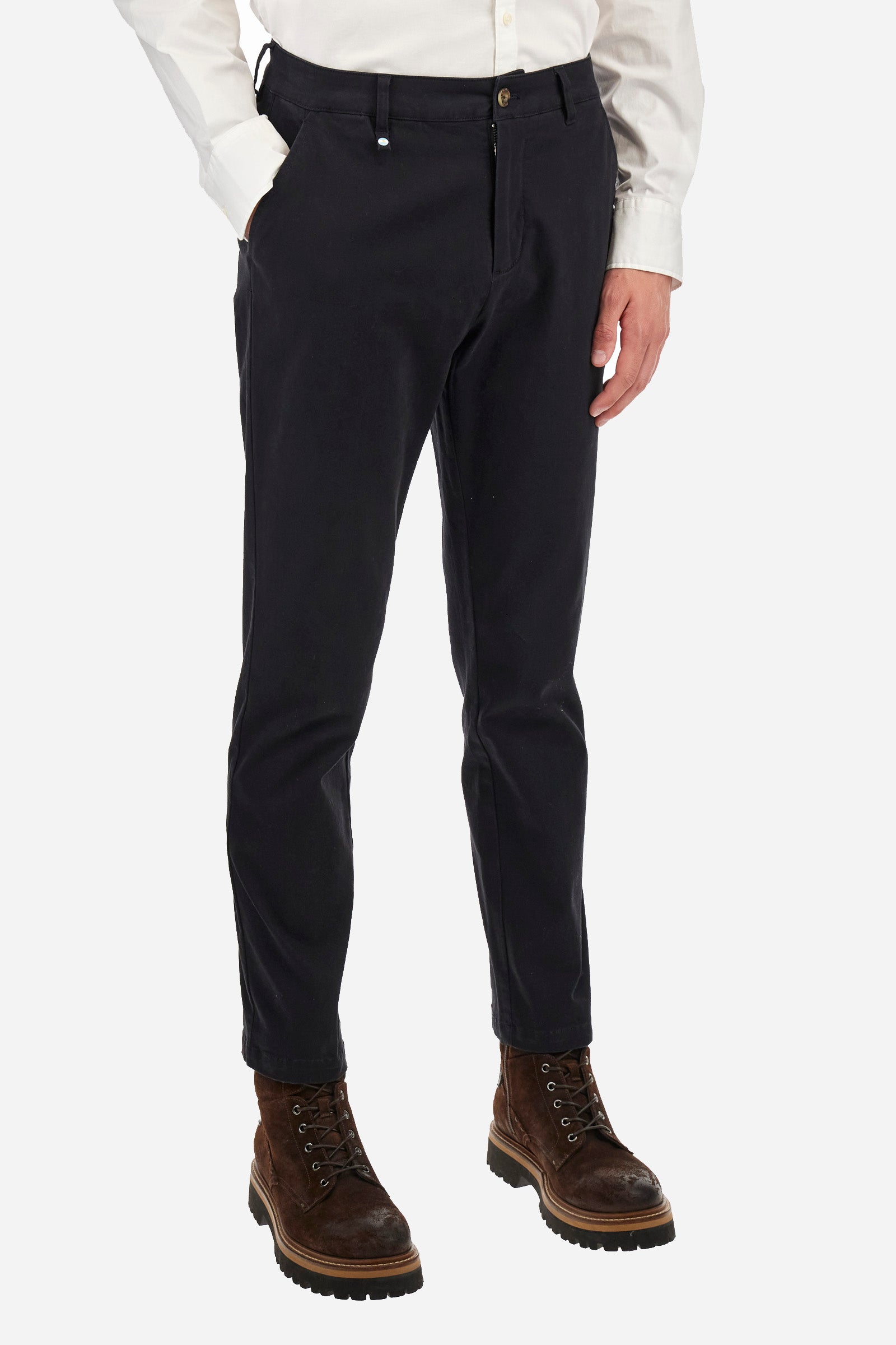 Men's plain chinos, made from stretch cotton. Complete with belt loops and a zip fly and button. Two front pockets and two back pockets. The logo is embroidered on the back. Regular fit. The model is wearing a size 33. - Black
