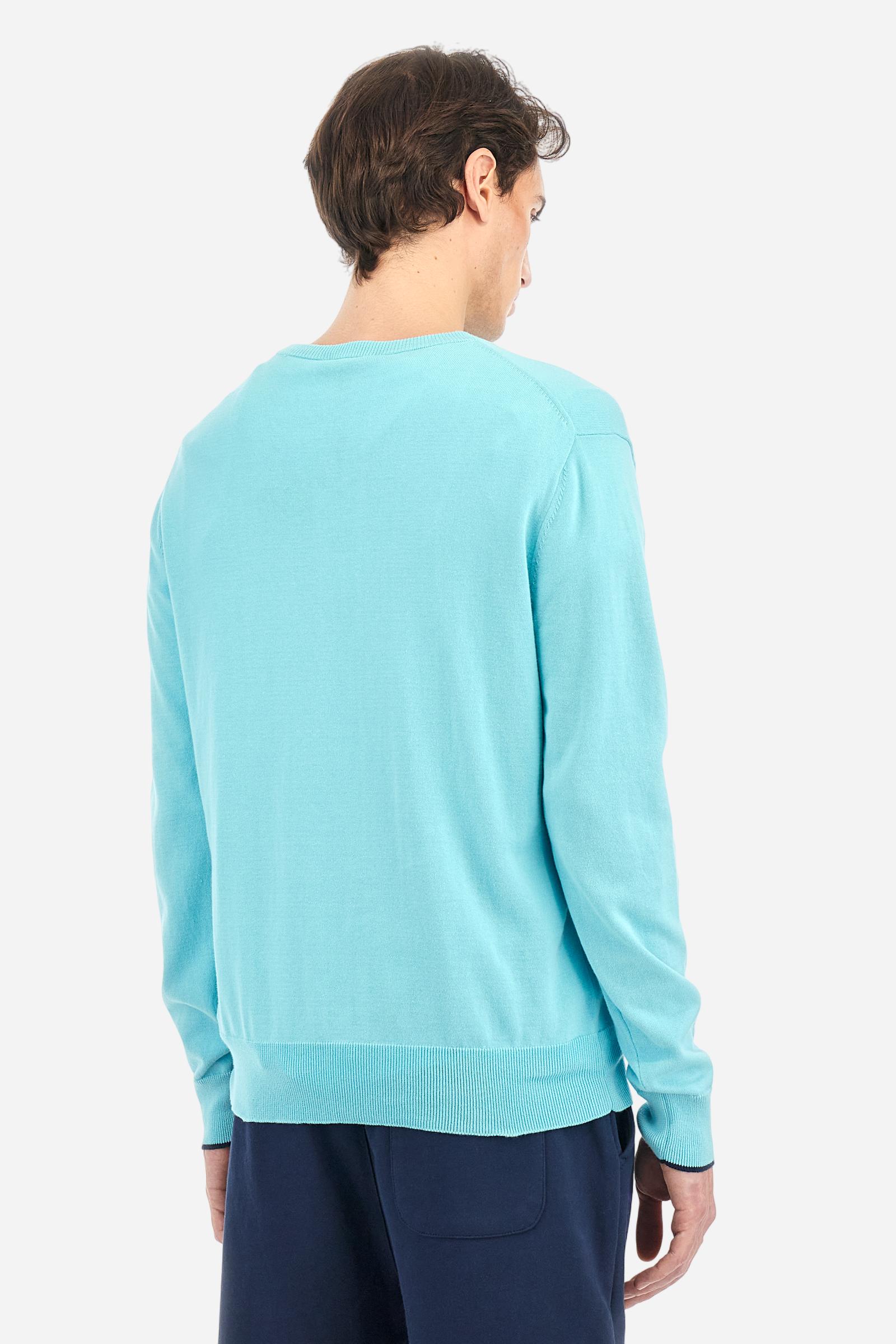 Men's plain long-sleeved pullover made of 100% combed cotton yarn. The collar is in two-tone ribbed knit: the exterior features the same tone as the jumper while the interior is in contrast. The cuffs and the band at the bottom are also made of ribbed knit. The cuffs also feature a contrasting stripe on the edge as a decorative motif. The logo is embroidered on the left side of the chest in contrasting thread. Regular fit. The model is wearing a size L. - Tanager Turquoise