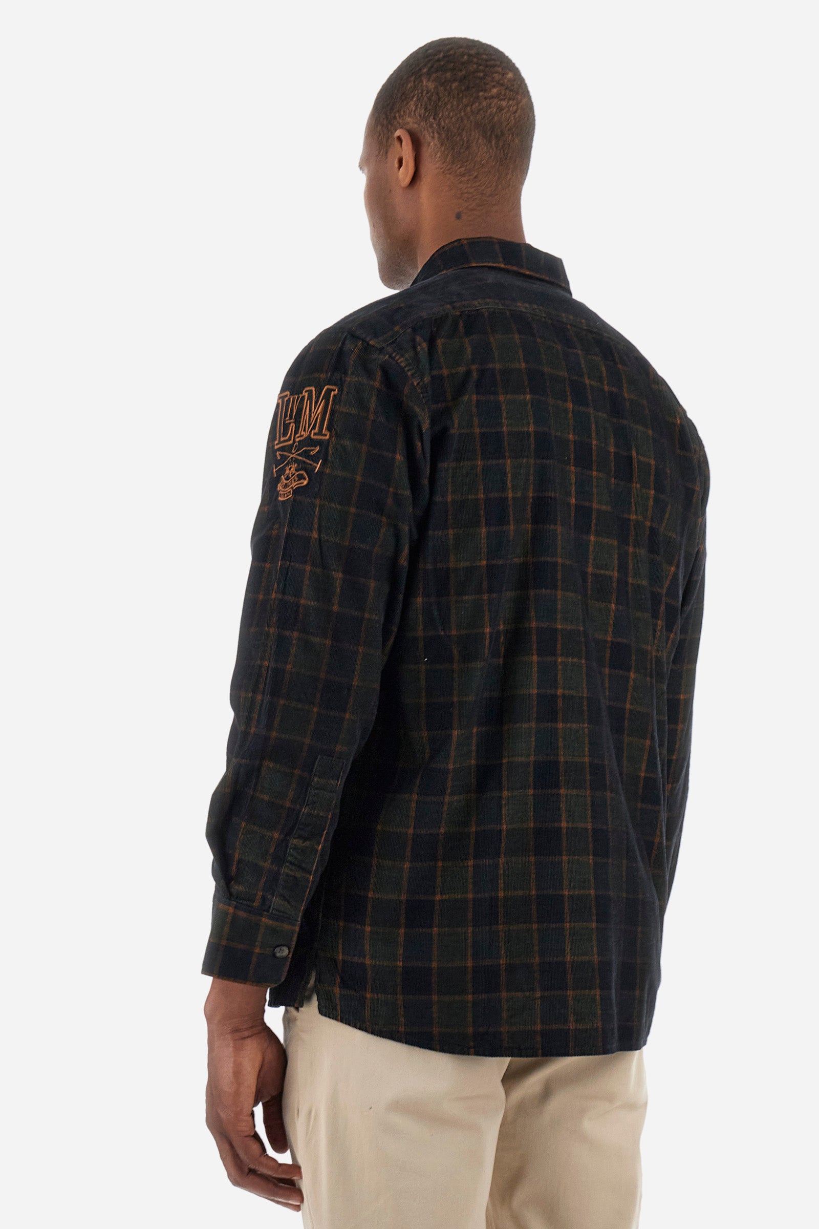 Men's checked long-sleeved shirt in 100% cotton. Spread collar. There are two pockets fastened with buttons on the front. The brand logo and initials are embroidered on one of the sleeves. Oversized fit. The model is wearing a size L. - ForestNgt/Navy/Sierr