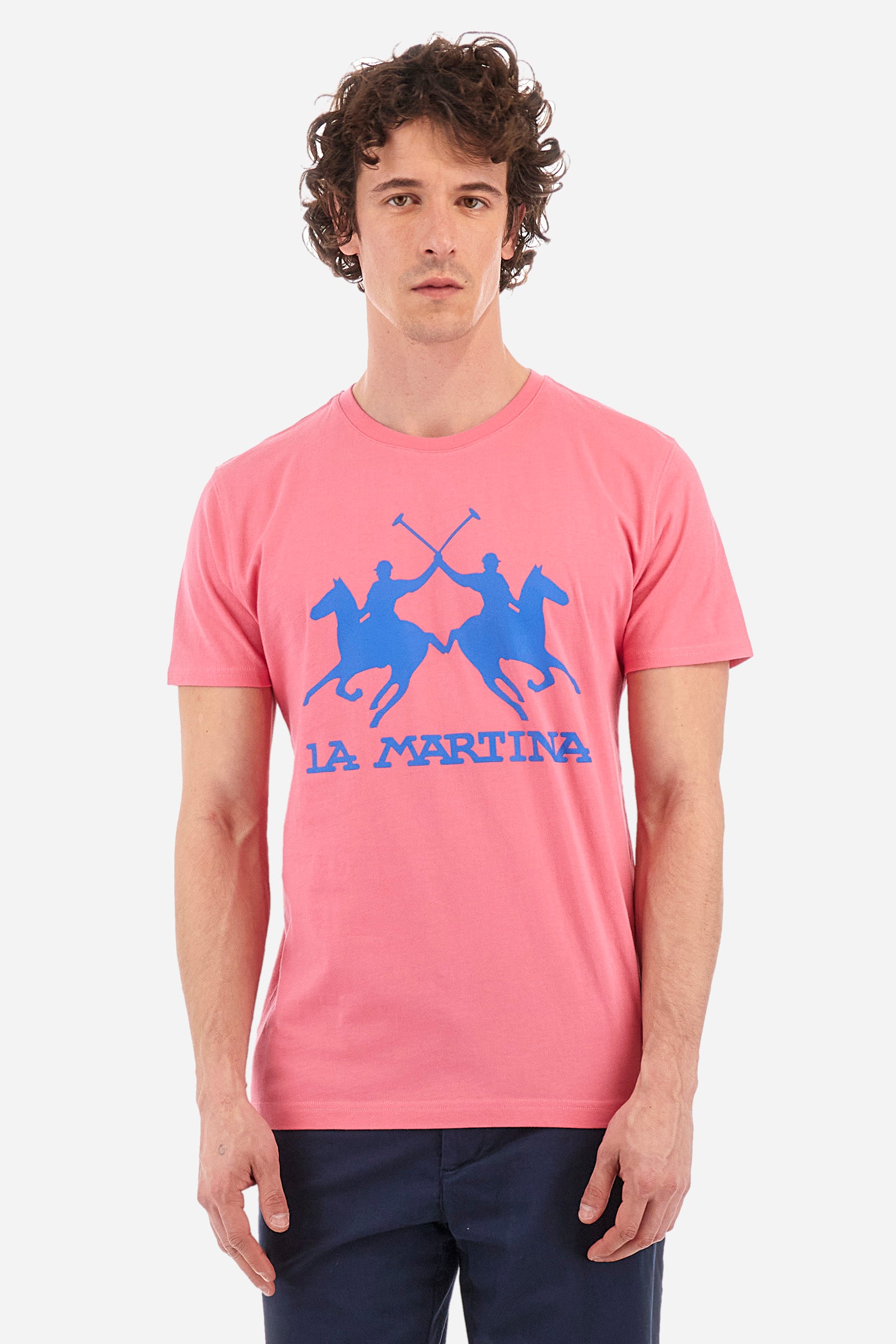 Men's short-sleeved T-shirt with a crew neck in a single colour. Made of 100% cotton. A large logo and the words "La Martina" are printed in contrast on the front. Regular fit. The model wears a size L. - Hot Pink