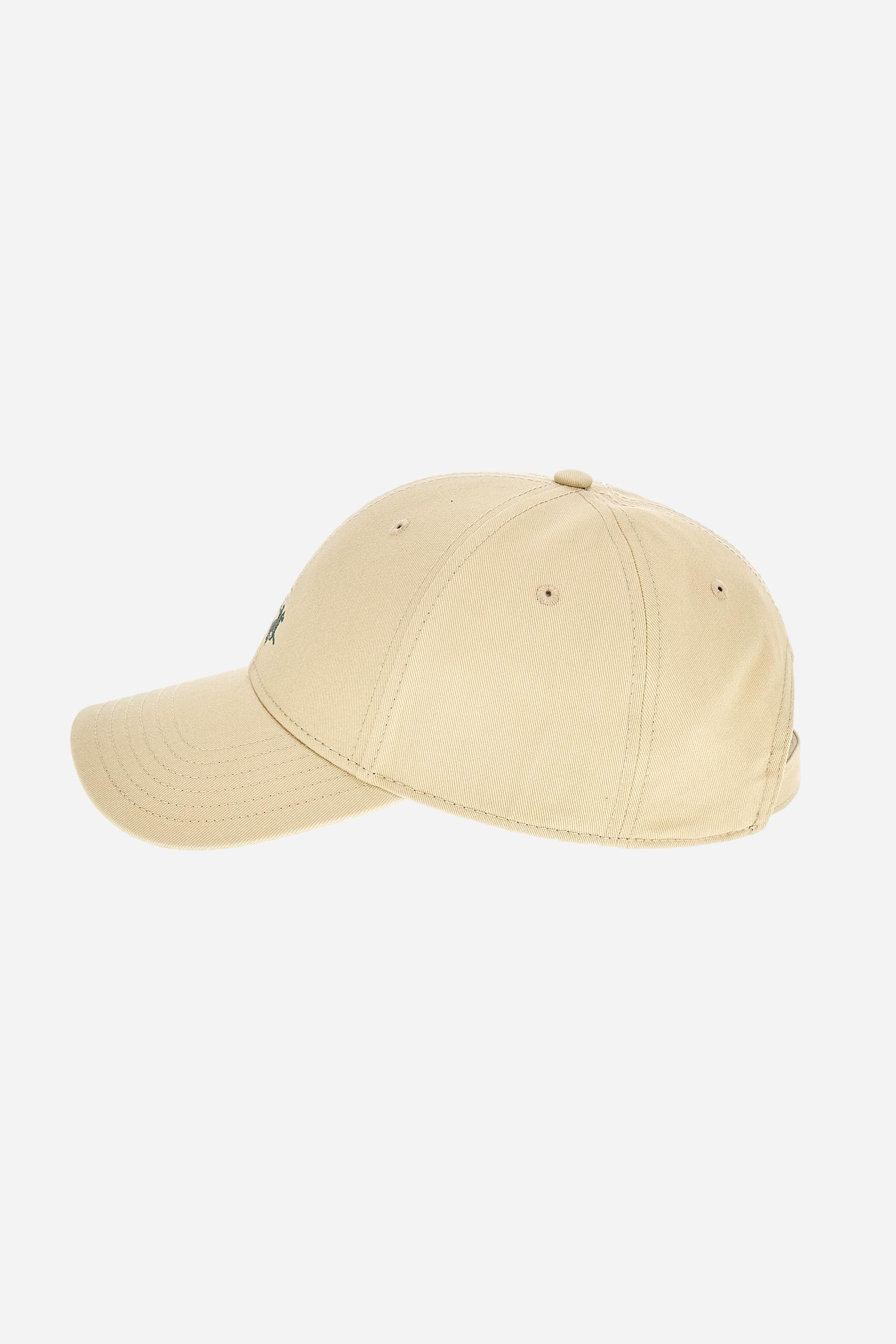 Plain cotton twill baseball cap. The cap underside and details feature elegant contrasting colours. The six-panel design, with embroidered ventilation holes, ensures optimal breathability. The small horse logo is embroidered in contrasting thread on the front. The adjustable metal buckle allows for a customisable fit, easily adapting to any size. - Warm Sand