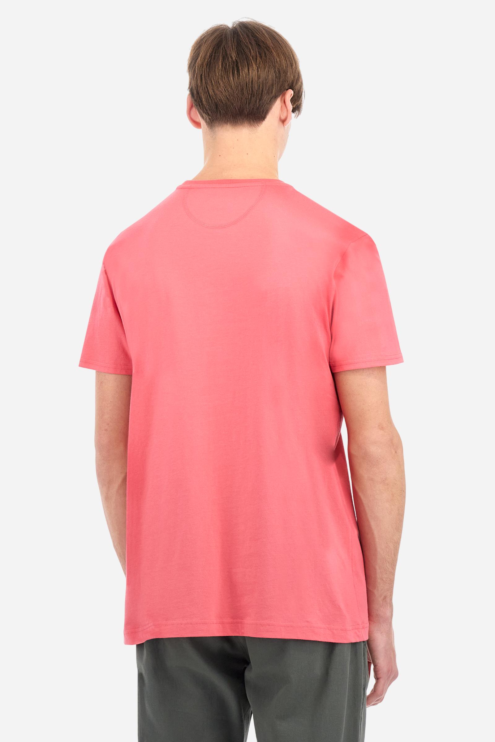 Men's short-sleeved crew-neck T-shirt in solid colour with embroidered logo in contrasting colour on the chest. Made of 100% cotton with a regular fit. It is perfect paired with Bermuda shorts or trousers for a casual and trendy look. Suitable for leisure time. The model is 187 cm tall and wears a size L. - Honey Suckle