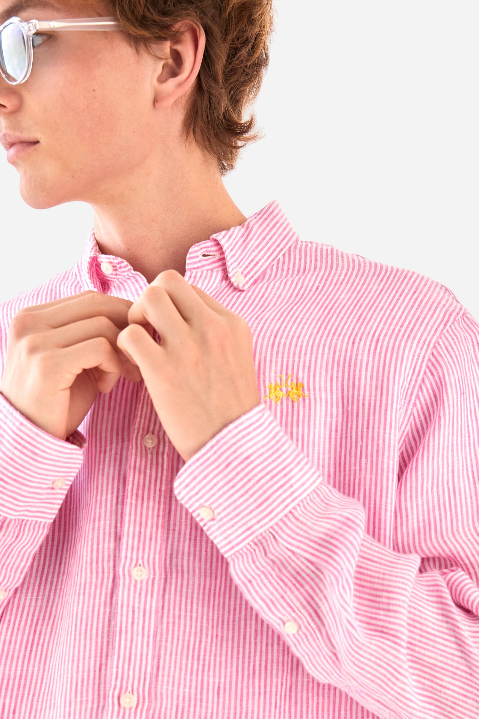 Men's long-sleeved striped shirt made of dual-tone 100% linen. Button-down collar. The logo is embroidered in a contrasting colour on the left side of the chest. Regular fit. The model is wearing a size L. - OpticWhite/PinkLady