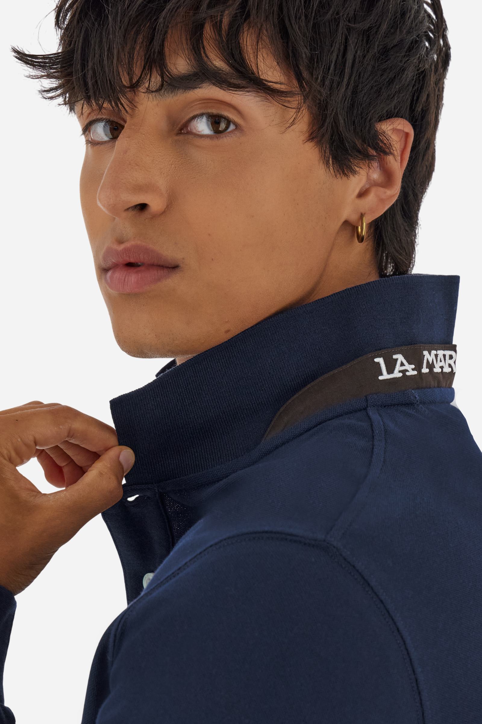 Men’s long-sleeve polo in high-quality stretch cotton piqué for comfort and flexibility. Tone-on-tone ribbed collar with contrast gabardine undercollar embroidered with the brand’s iconic lettering, revealed when the collar is lifted. Contrast embroidered logo on the chest. Slim fit, offering a modern silhouette that enhances the body while ensuring freedom of movement. Model wears size L. - Navy