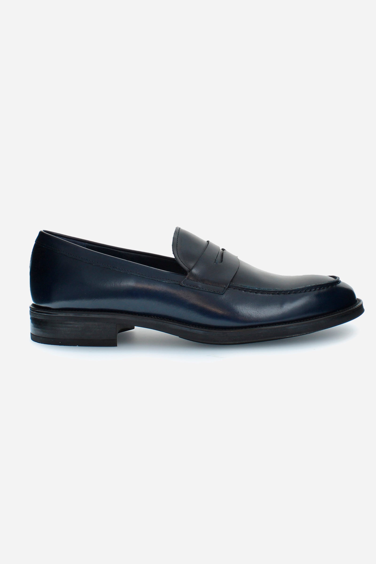 Classic and elegant men's college shoe made of single-coloured calfskin. The sole is made of black natural rubber, and the band on the template is in the same colour as the upper. The logo is printed in gold on the footbed. Perfect for adding a touch of class to a fresh and elegant look. - BLUE