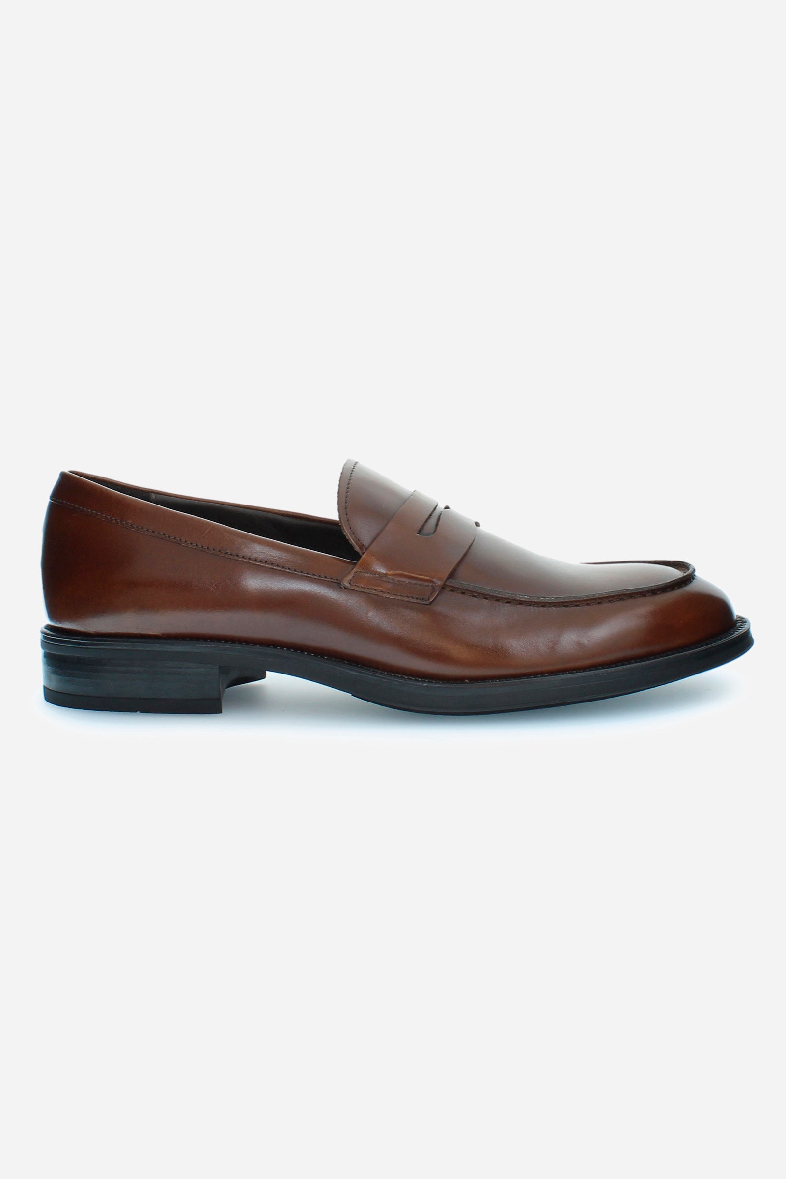 Classic and elegant men's college shoe made of single-coloured calfskin. The sole is made of black natural rubber, and the band on the template is in the same colour as the upper. The logo is printed in gold on the footbed. Perfect for adding a touch of class to a fresh and elegant look. - LEATHER