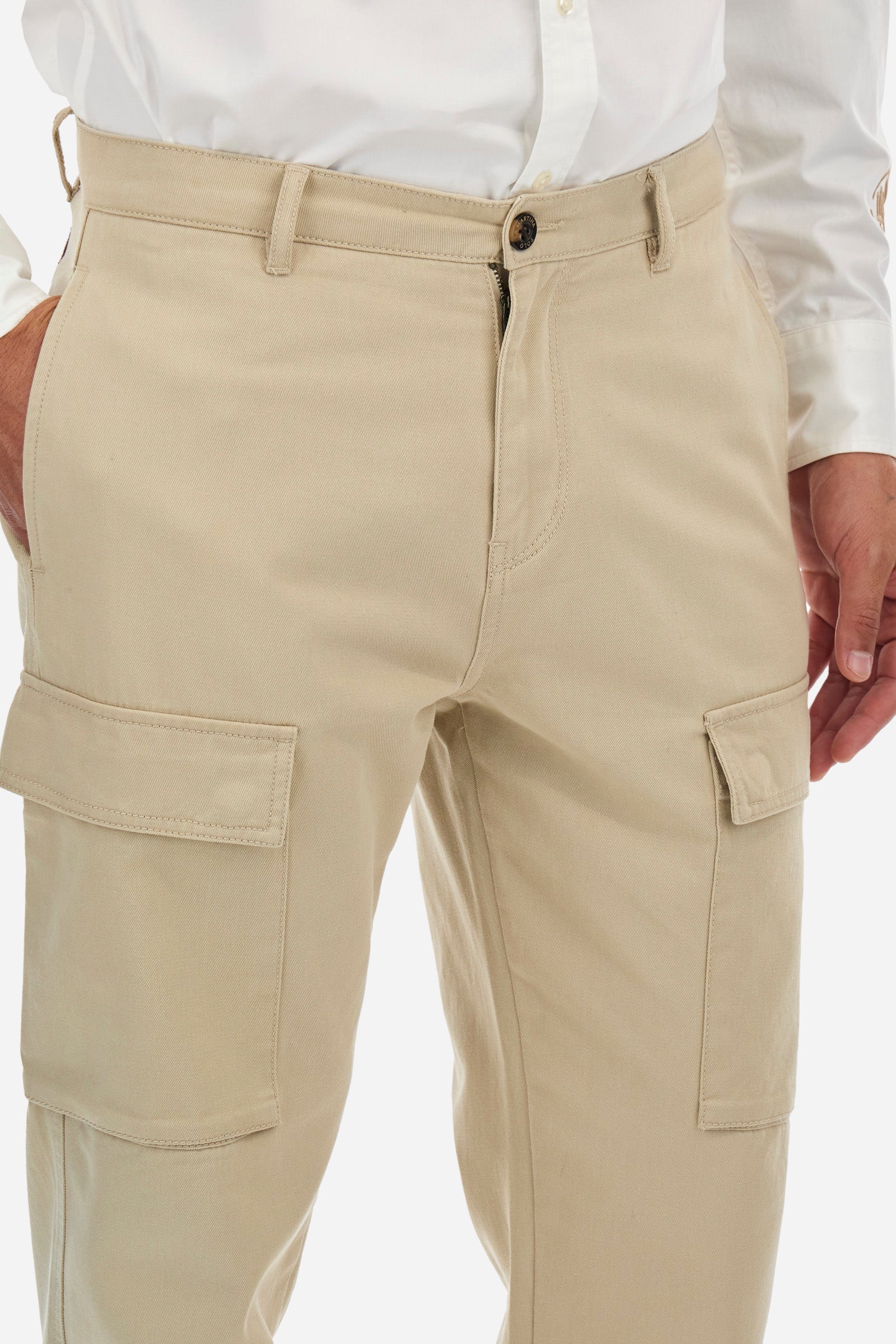Men's plain cargo trousers, made from 100% cotton. Complete with belt loops and a zip fly and button. In addition to the two cargo pockets, they feature two front pockets and two back pockets with buttons. Regular fit. The model is wearing a size 33. - Tidal Foam