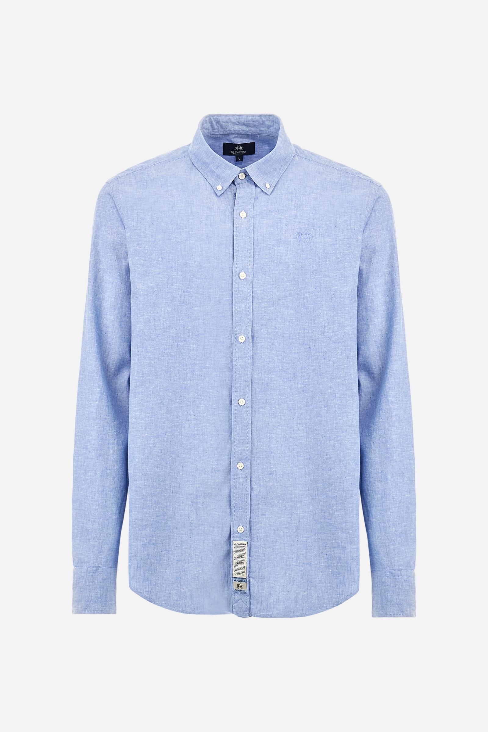 Men's plain long-sleeved shirt made from linen canvas. It features a button-down collar and a basic, traditional design, with woven labels at the bottom of the opening. The logo is embroidered on the chest, over the heart, in tone-on-tone thread. Regular fit. The model is wearing a size L. - Cornflower blue