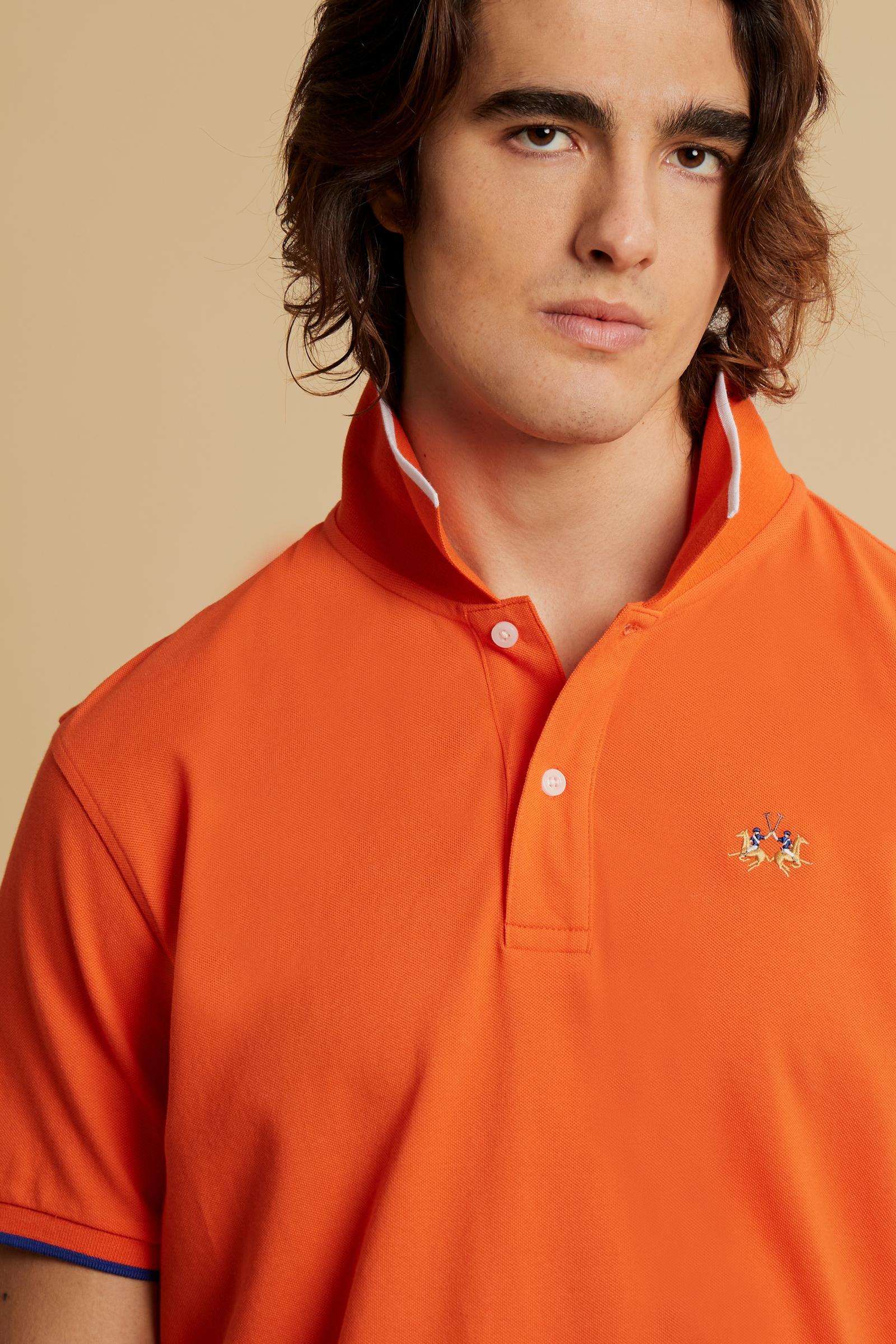 Men’s short-sleeve stretch piqué polo. Two-button placket with ribbed collar and cuffs in solid colour. Numeric patch applied on the sleeve and contrast monogram print under the collar. Small logo embroidered in contrast on the chest. Regular fit. The model wears size L. - Flame