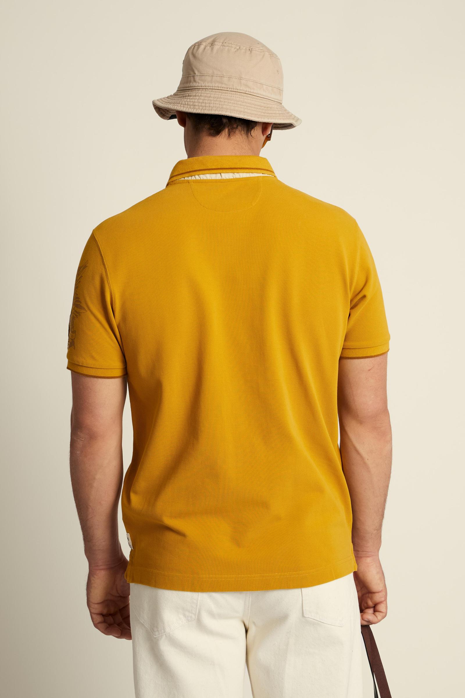Men’s short-sleeve polo shirt in 100% cotton piqué with contrasting details, ribbed collar, and a unique graphic on the sleeve celebrating the Guards capsule - Tawny Olive