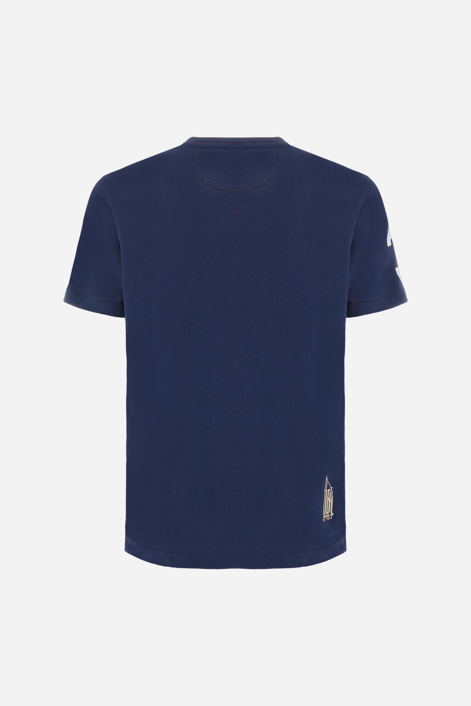 Men's plain cotton jersey T-shirt. Crew-neck model with matching ribbed collar. A contrasting jersey ribbon is applied on the inside of the collar. On the chest we find two graphics, both printed with contrasting colours and gold, that make references to Argentina. On the right sleeve the number 3 is present as a two-tone print with a slightly rubberised appearance. The logo and the La Martina lettering are printed on the chest, left side. Regular fit. The model is wearing a size L. - Navy