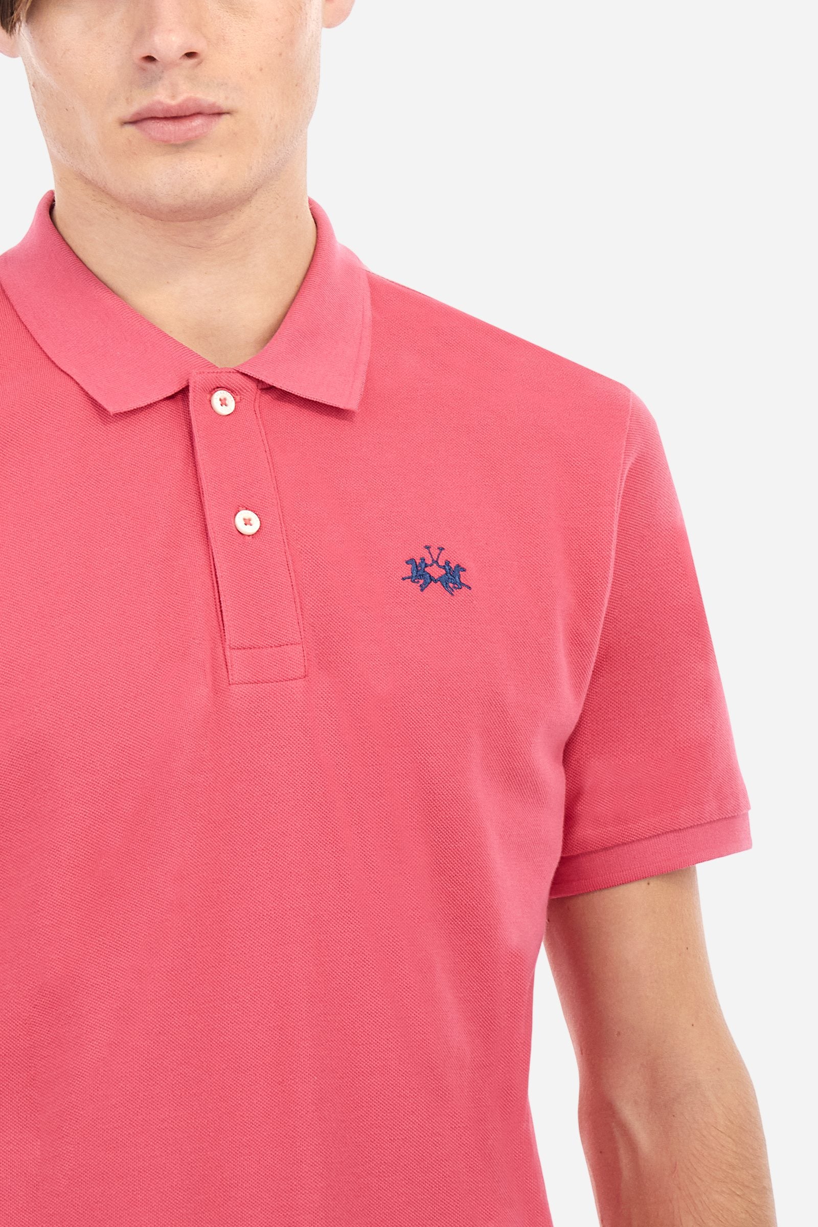 Men's plain-coloured, short-sleeved, regular-fit cotton polo shirt. Contrasting La Martina logo sewn onto the chest. This versatile garment goes perfectly with a pair of jeans from the collection. - Honey Suckle