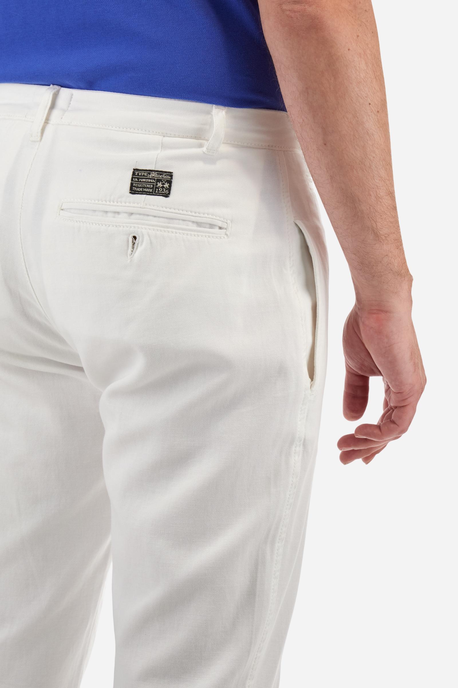 Single-colour men's chino trousers made of cotton and linen canvas. Straight leg. Zip fastening and faux horn button. The side pockets are inserted in the side and on the front, at the right, under the strap, there is a small coin pocket. The back pockets are double-welted and fasten with a visible faux horn button. The logo is present on a fabric patch sewn on the back. Regular fit. The model is wearing a size 33. - Optic White