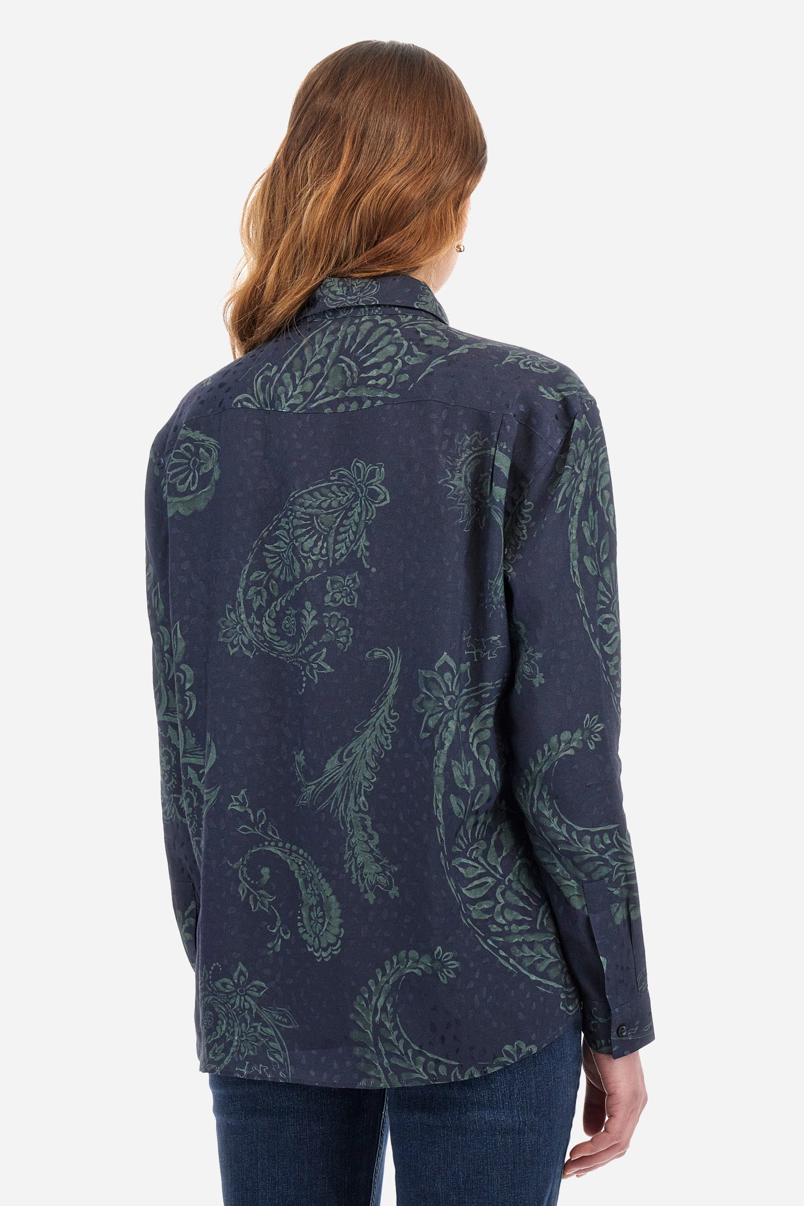 Women's long-sleeved shirt, made from patterned viscose. Spread collar. Regular fit. The model is wearing a size 2. - Navy/Pine Grove