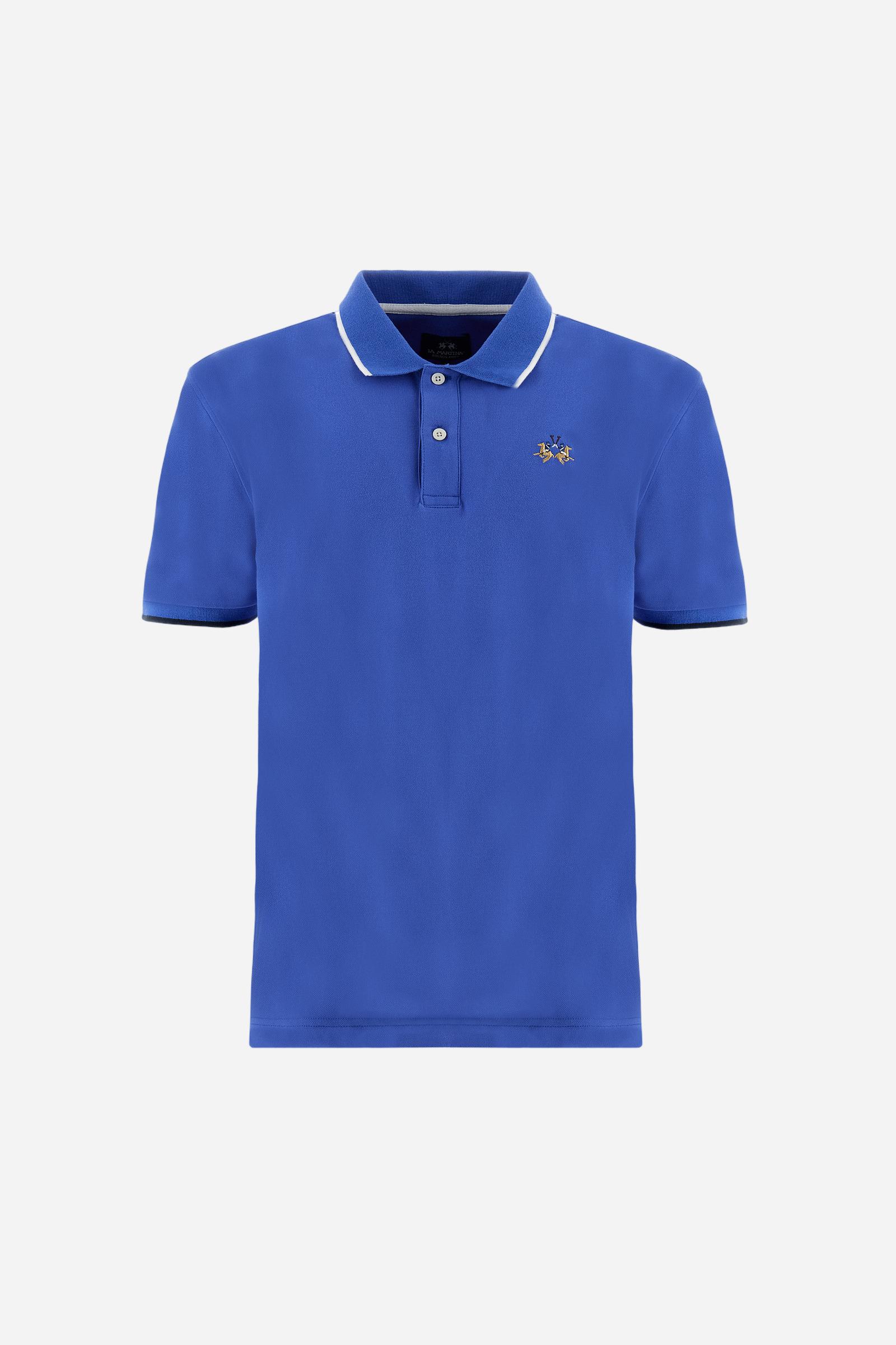 Short-sleeved, single-colour men's polo shirt made of stretch cotton piqué. Fastens with two buttons. The collar and cuffs are ribbed, and there is a colour-contrasting trim at the bottom of the collar. Inside the collar there is a grosgrain ribbon of a different shade. The logo is embroidered on the chest in a contrasting colour. The fit is slim. The model is wearing a size L. - Dazzling Blue