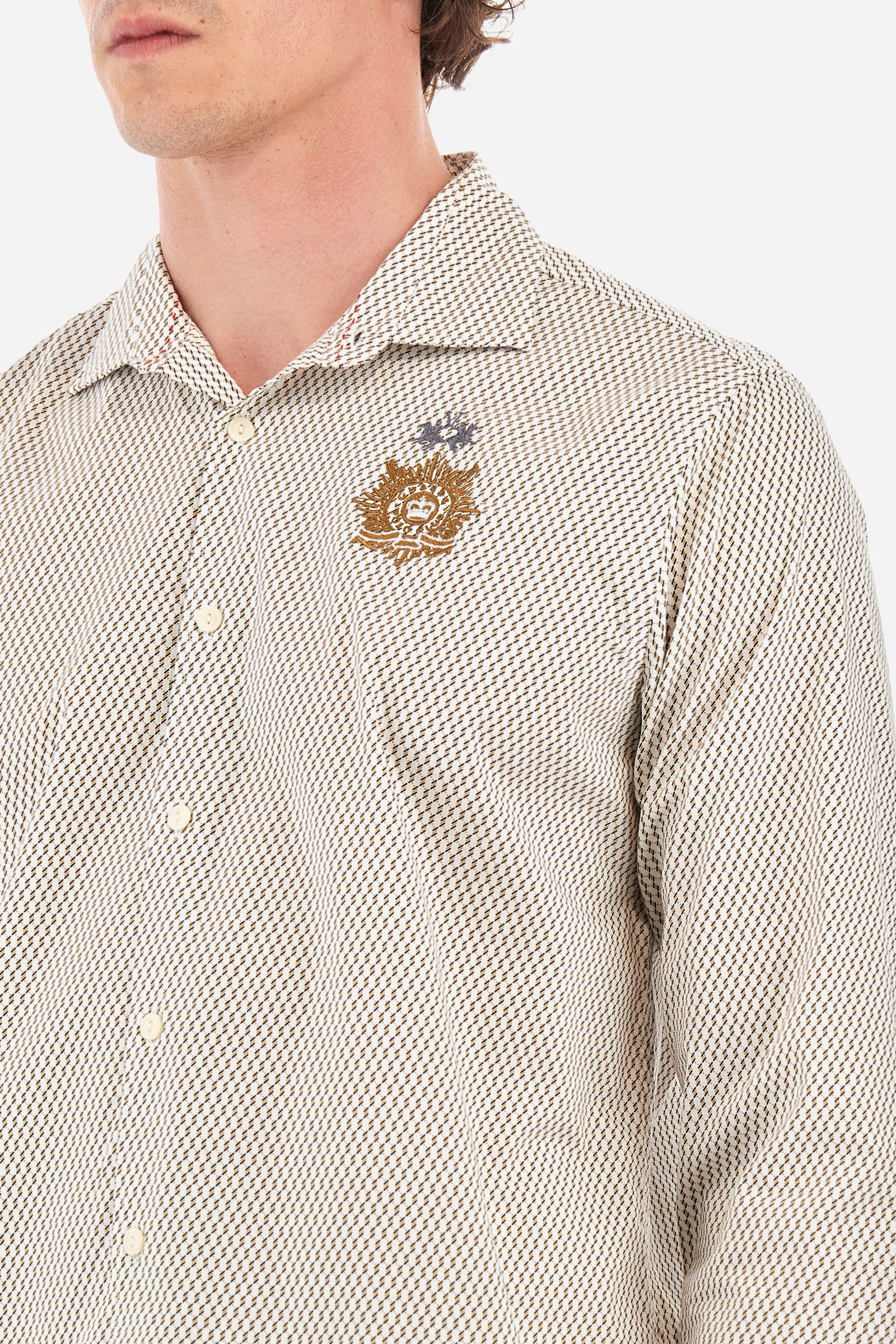 Men's patterned long-sleeved shirt in 100% cotton. Pointed collar. With buttoned cuffs. A small logo and the Guards line symbol are embroidered on the front. The fit is regular. The model wears a size L. - White/Gold/Navy