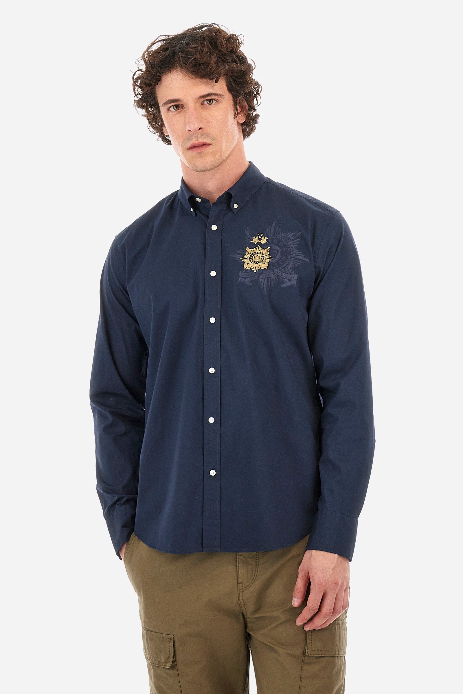 Men's single-colour long-sleeved shirt in elasticated cotton. Button-down collar. With buttoned cuffs. A small logo and the Guards line symbol are embroidered on the front. The fit is regular. The model wears a size L. - Navy