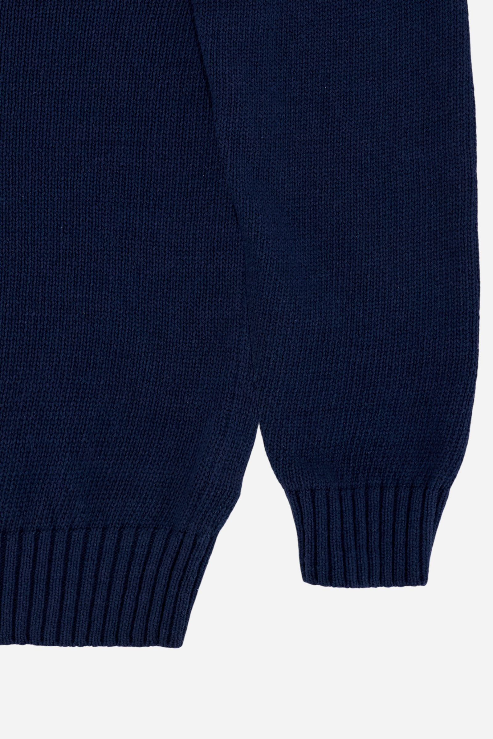 Men’s long-sleeved sweater made with gauge 5 knit in solid-color pure cotton yarn. The particular structure of the knit gives the garment a substantial yet soft hand feel. The clean, essential design is defined by a crew neck, ribbed cuffs, and hem. The fit is regular and relaxed, with a well-positioned shoulder that keeps the silhouette neat. On the back, just below the neckline, the embroidered logo patch adds a discreet brand signature. The model is wearing size L. - Navy