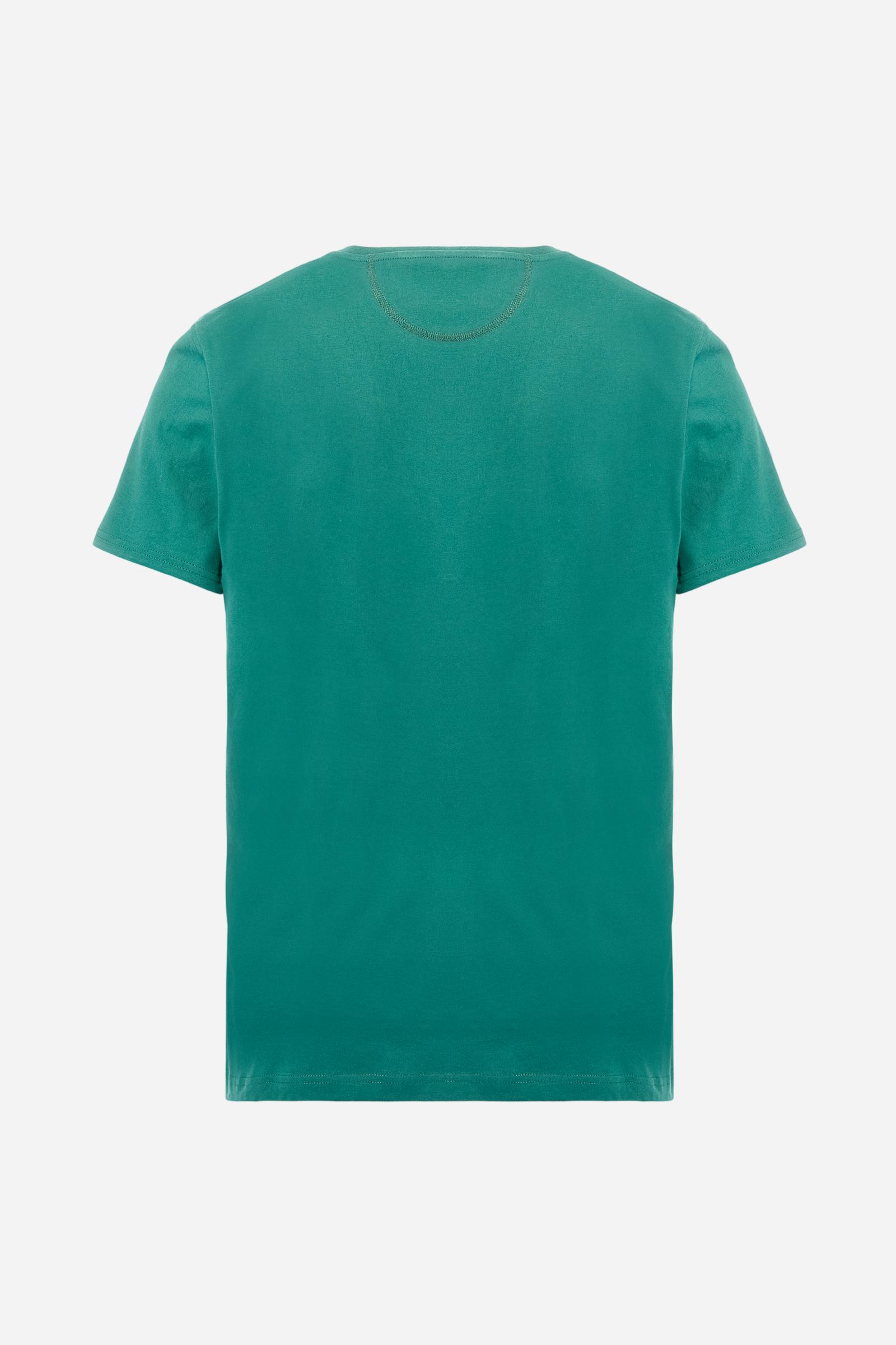 Men's short-sleeved crew-neck T-shirt in solid colour with embroidered logo in contrasting colour on the chest. Made of 100% cotton with a regular fit. It is perfect paired with Bermuda shorts or trousers for a casual and trendy look. Suitable for leisure time. The model is 187 cm tall and wears a size L. - Evergreen
