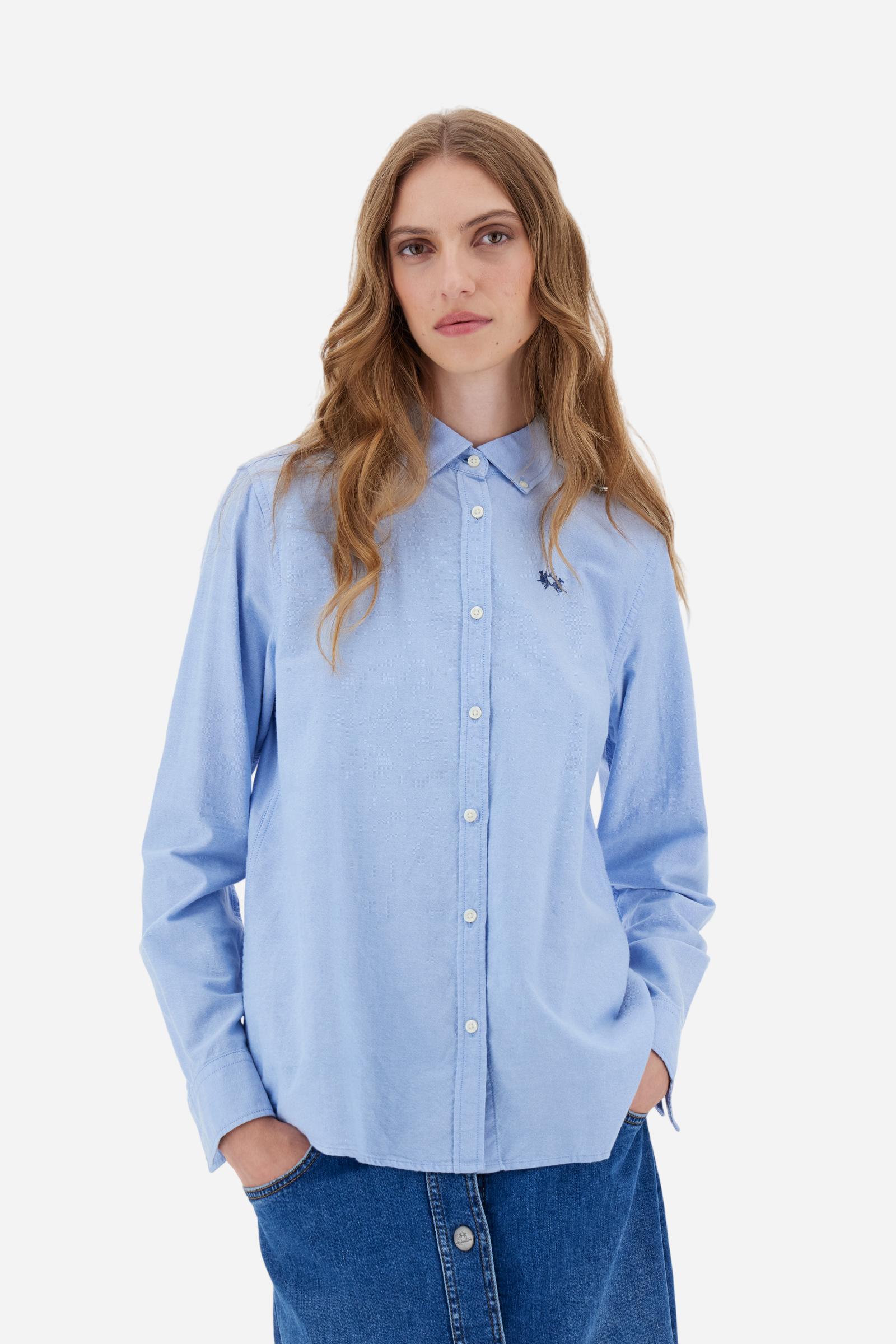 Women's long-sleeved solid colour shirt in Oxford cotton. Button-down collar. The logo is embroidered on the chest in contrasting thread. Regular fit. The model is wearing a size 2. - Cornflower blue