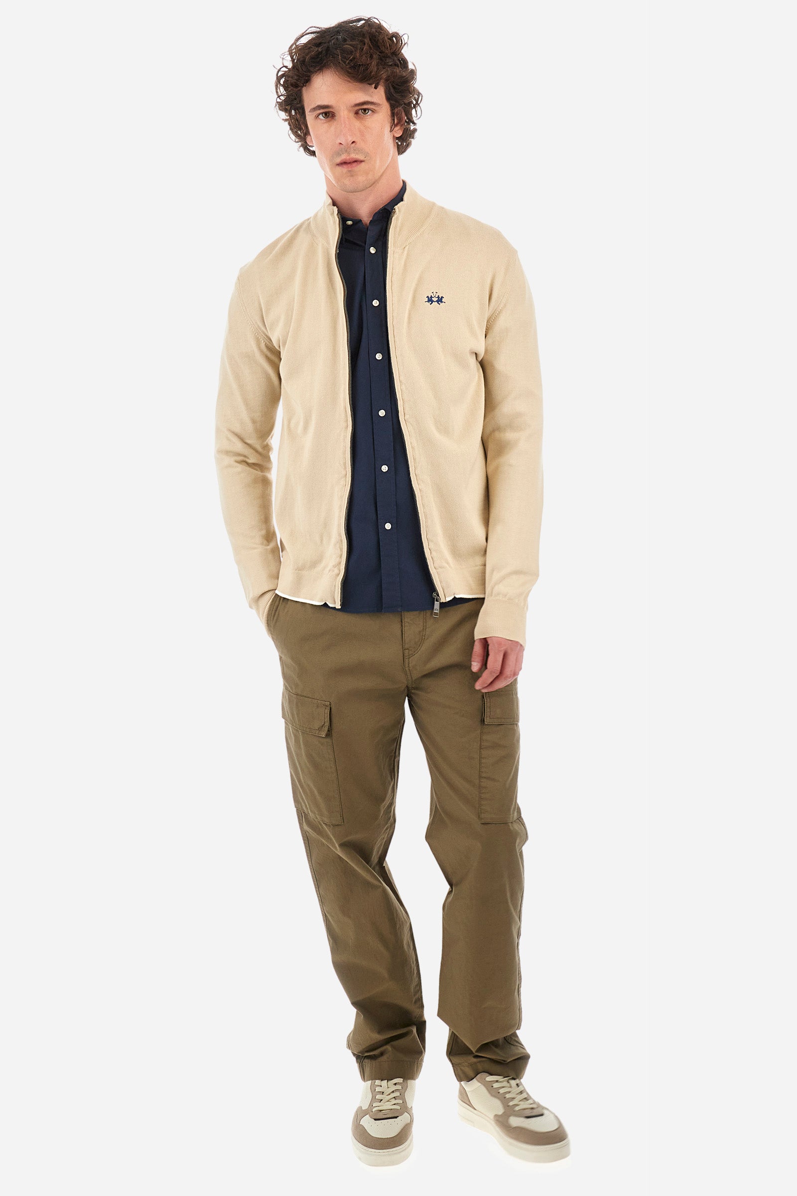 Men's single-colour long-sleeved shirt in elasticated cotton. Button-down collar. With buttoned cuffs. A small logo and the Guards line symbol are embroidered on the front. The fit is regular. The model wears a size L. - Navy