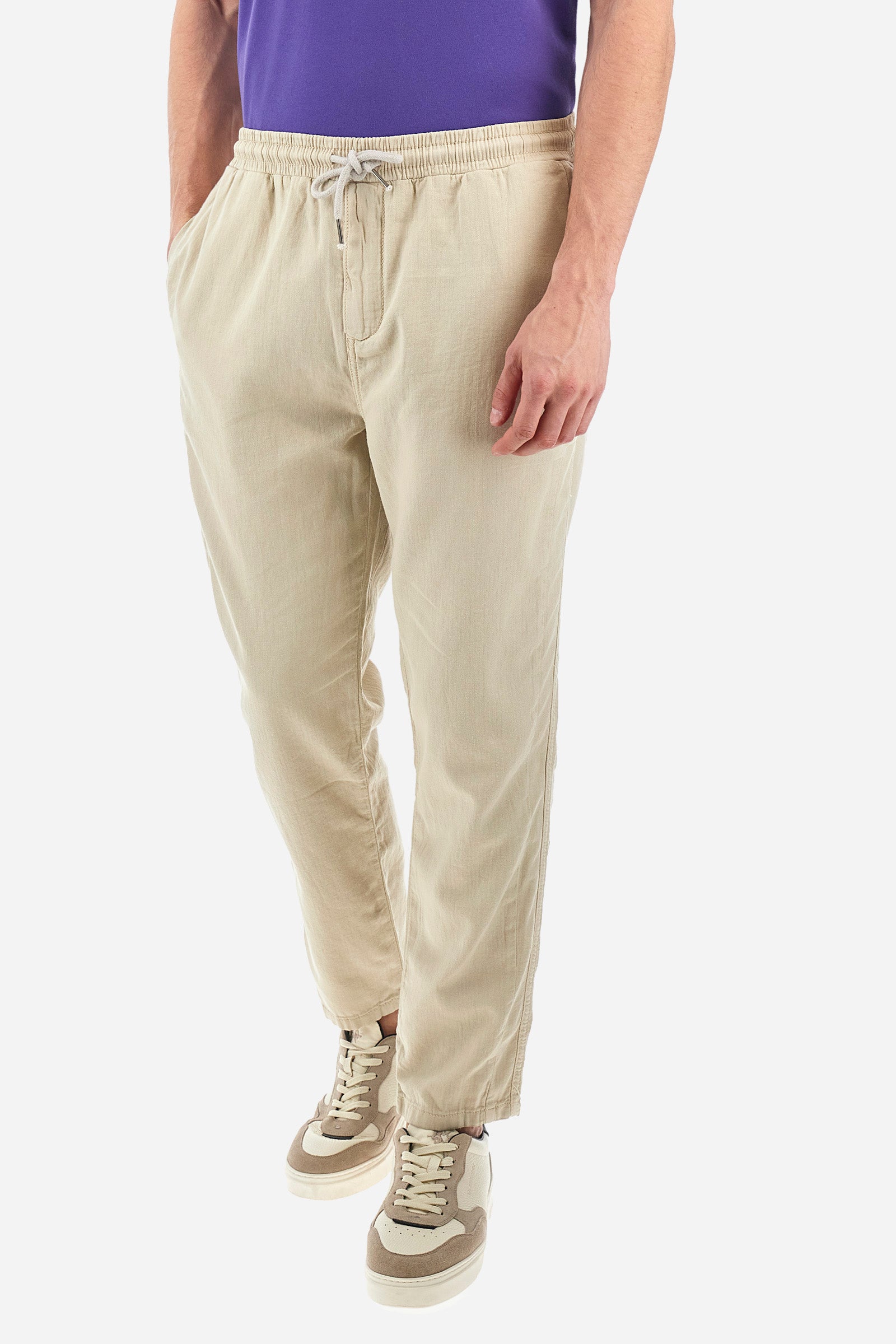 Men's solid color trousers made of cotton and linen. Drawstring waist and double front pocket. Two additional pockets are located on the back. The logo is featured on a patch applied to the back. Regular fit. The model is wearing size L. - Tidal Foam