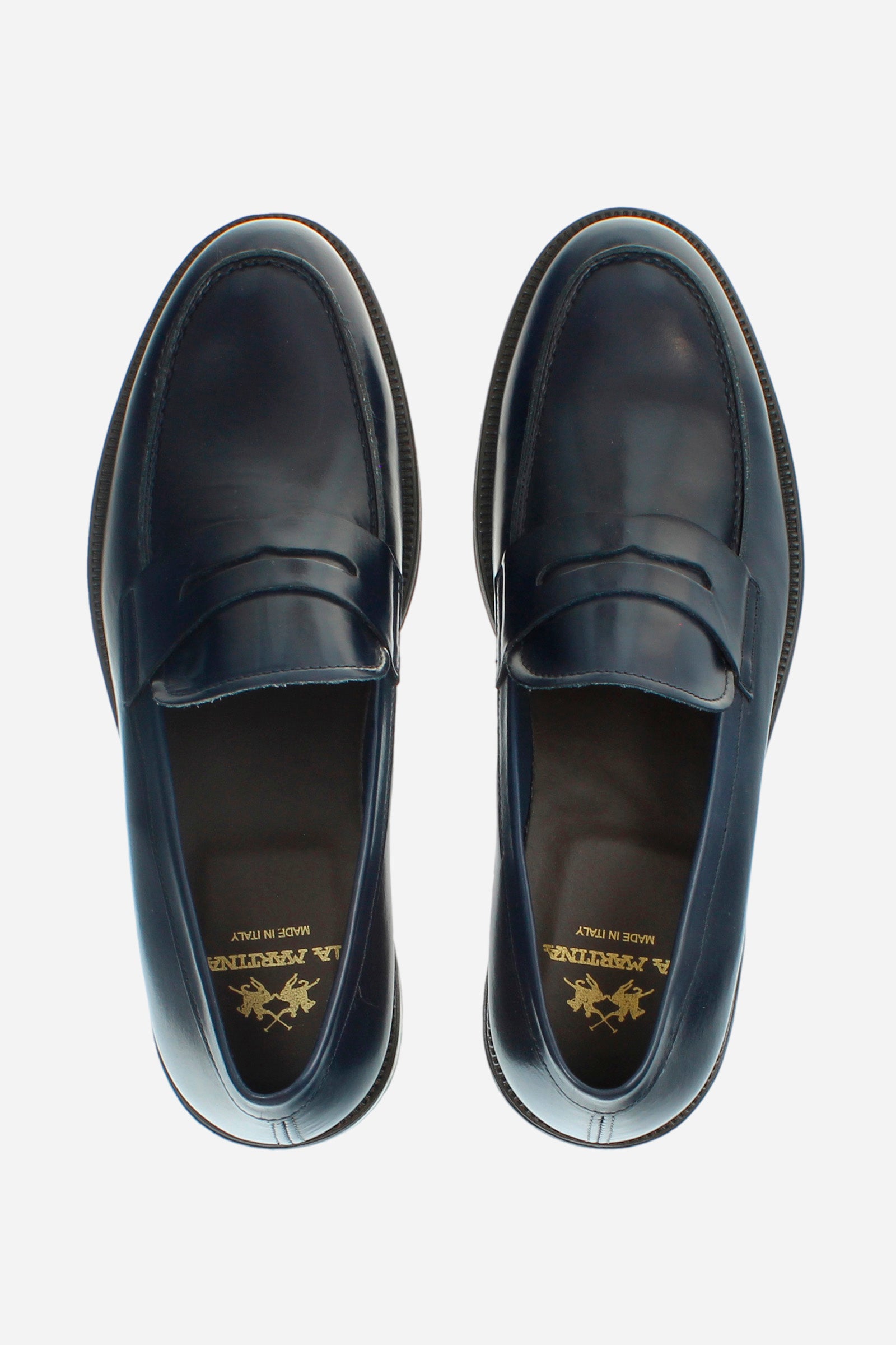 Classic and elegant men's college shoe made of single-coloured calfskin. The sole is made of black natural rubber, and the band on the template is in the same colour as the upper. The logo is printed in gold on the footbed. Perfect for adding a touch of class to a fresh and elegant look. - BLUE
