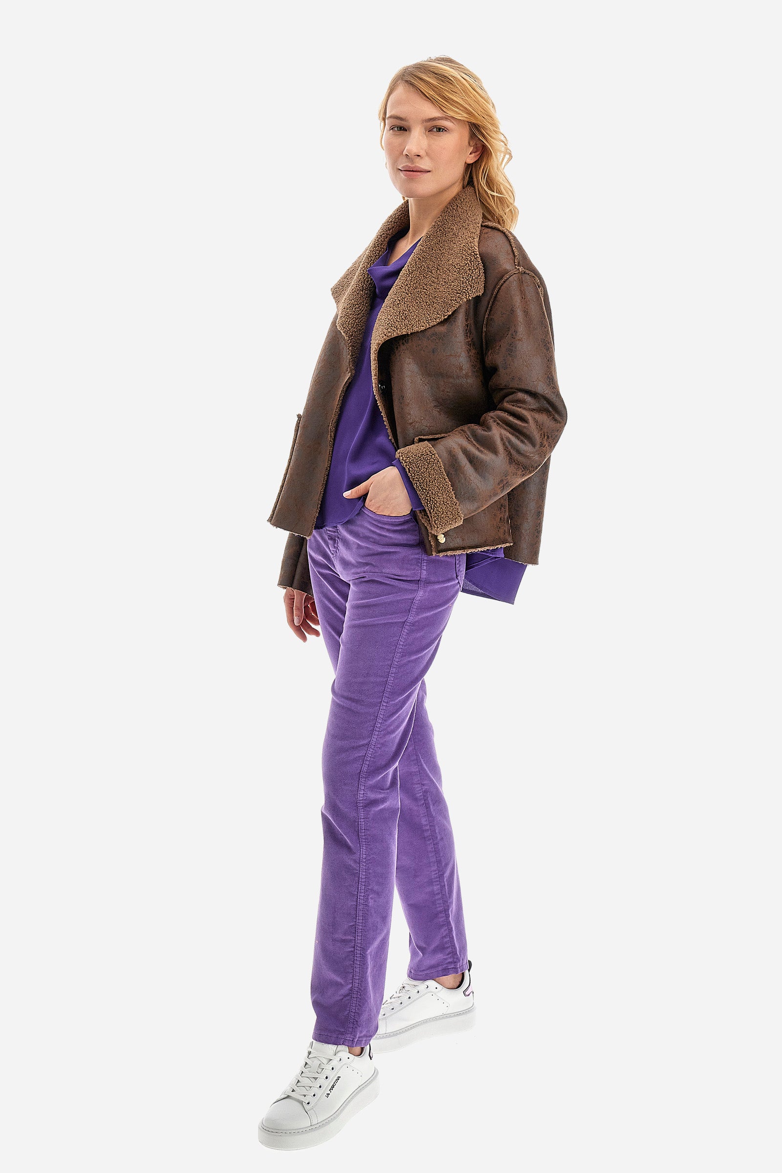 This women's solid-coloured leather-effect short jacket is made of polyester and features long sleeves and a regular fit with buttons. The fur effect on the open collar adds a touch of style, while the double pockets and visible stitching emphasise the modern design. The logo applied to the pocket completes the look. This jacket from the Argentina line is ideal for those looking for a versatile and resistant garment for outdoor activities. The model is 174 cm tall and wears a size 2. - Puce