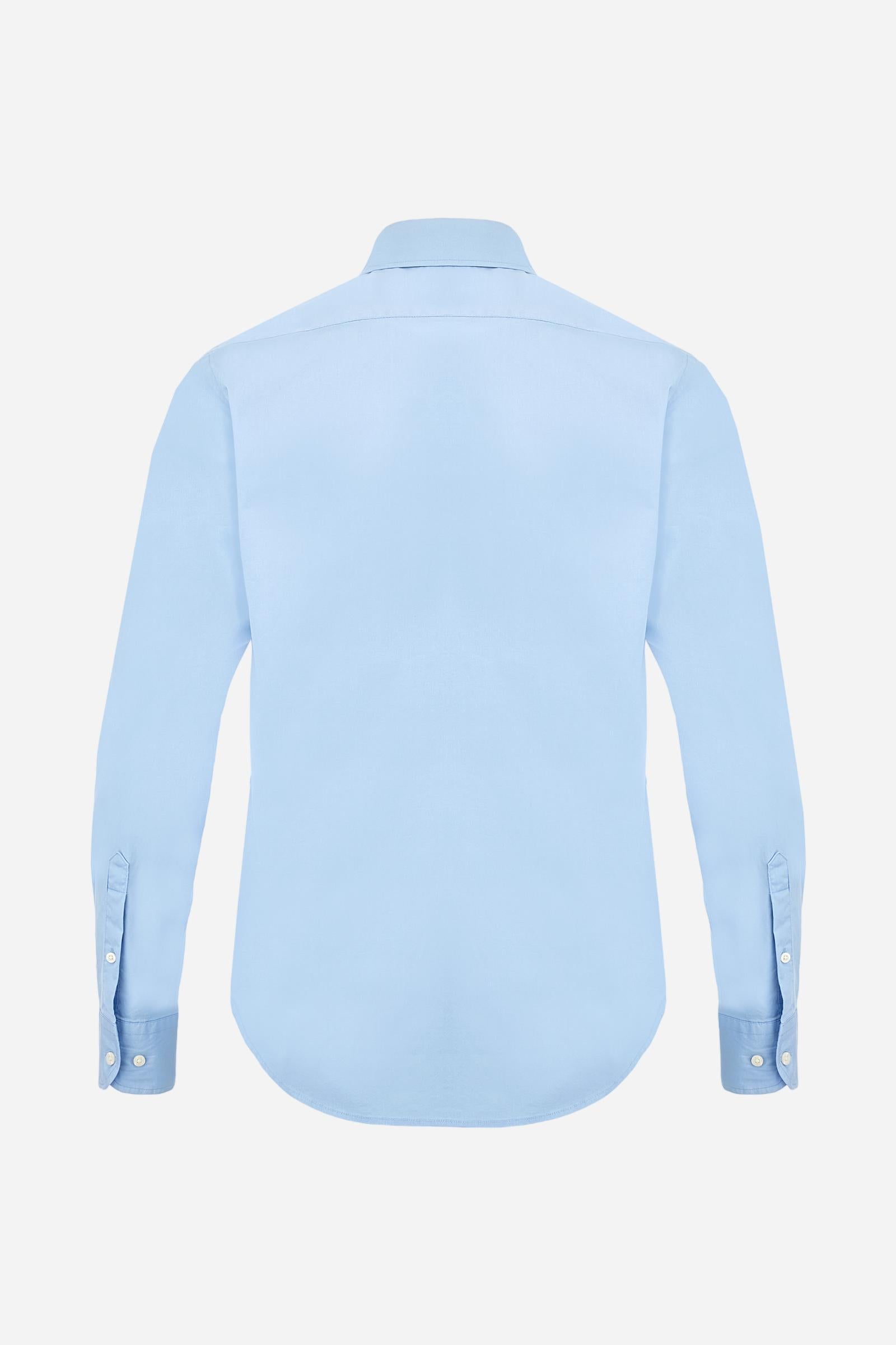 Men's single-colour long-sleeved shirt, made from 100% cotton poplin. Spread collar. The tricolour logo embroidery is on the chest, left side. The fit is slim. The model is wearing a size L. - Blue Bell