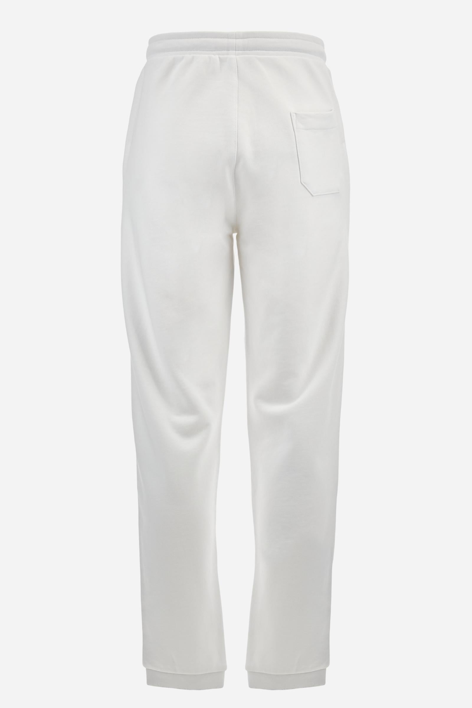 Single-colour men's jogging trousers in a French terry cotton sweat fabric. Removable and adjustable waistband with drawstring. American pockets at the sides. An additional patch pocket is applied on the back. The logo is embroidered in a colour-contrasting thread on the front, left side. The fit is regular. The model is wearing a size L. - Optic White