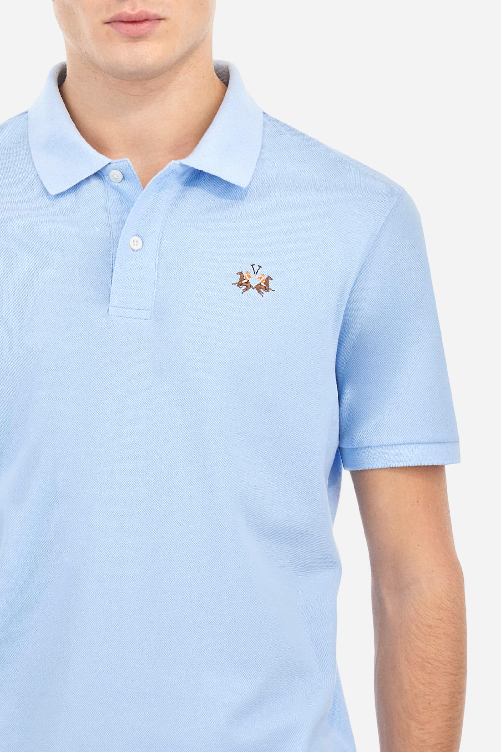 Men's plain short-sleeved polo shirt made from stretch piqué. Two-button fastening. The collar and cuffs are made from tone-on-tone ribbed fabric. Under the collar, there is a contrasting fabric panel with embroidered multicoloured lettering. The logo is embroidered on the left side of the chest in contrasting thread. Slim fit. The model is wearing a size L. - Blue Mist