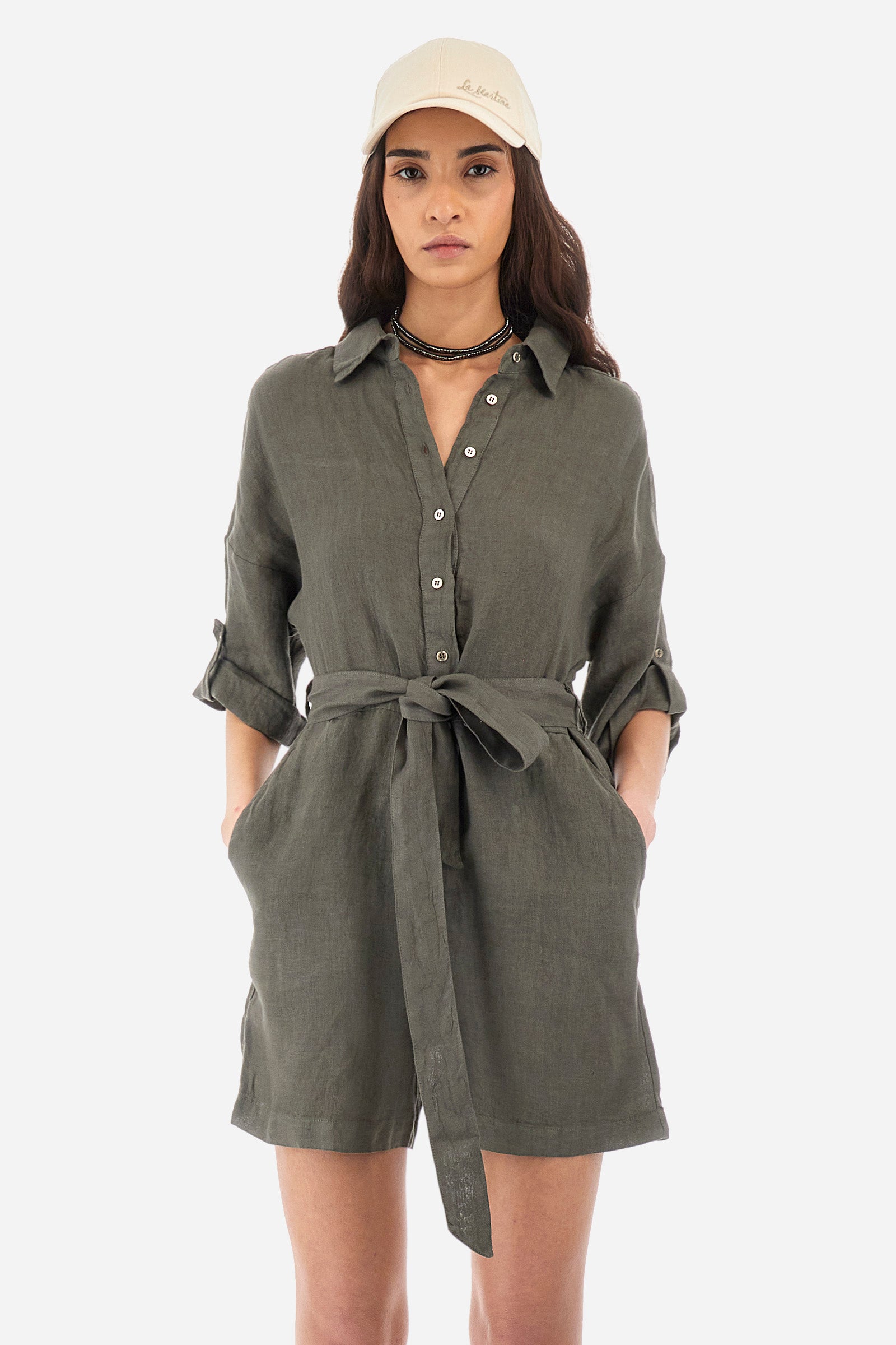 Women's one-piece playsuit with 3/4 sleeves with cuff and single-colour shorts. In 100% linen. French collar. With button fastening. Belt loops and fabric belt included. Featuring two front welt pockets and two back pockets. A logo and the lettering "La Martina" are embroidered on the back. The fit is regular. The model wears a size IT40. - Military Olive