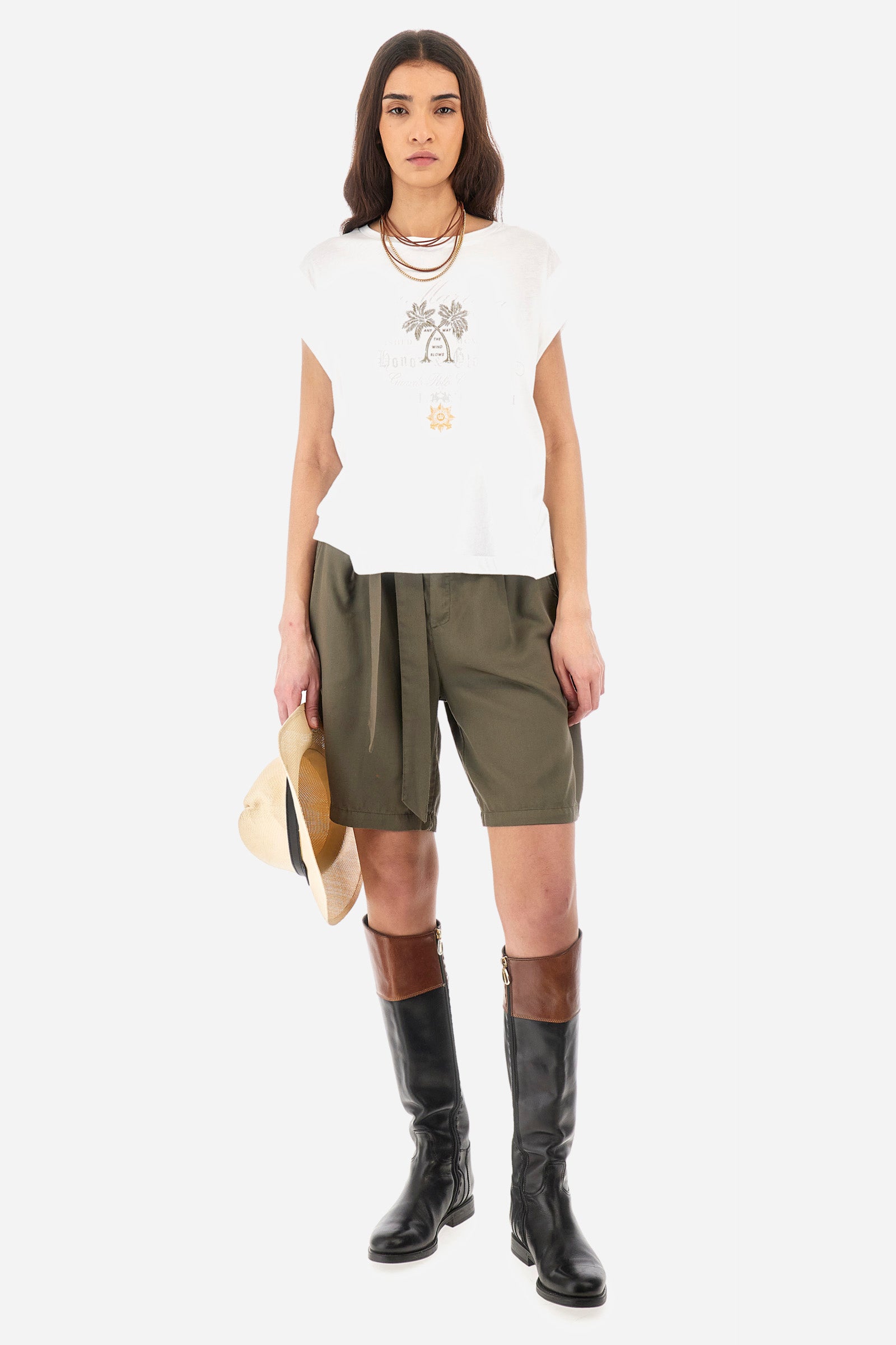 Women’s crew neck short-sleeved t-shirt in solid color, made of 100% cotton jersey. On the front we find an embroidered mini logo La Martina together with the symbol of the capsule collection Guards, in contrasting tone, which are accompanied by palm prints. Two mini side slits. The fit is regular. The model wears a size 2. - Optic White