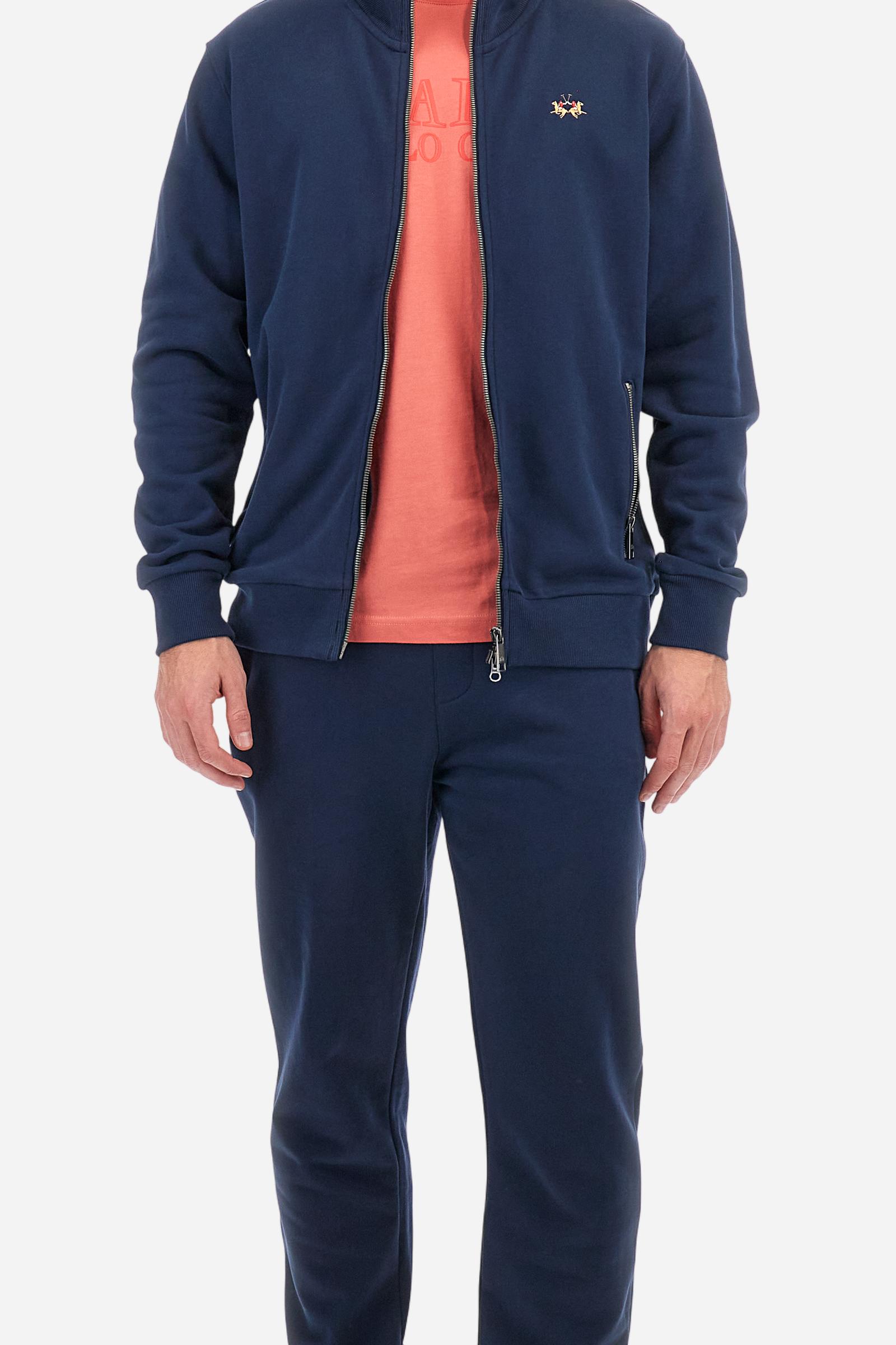 Men's solid color Guards T-shirt, made of cotton jersey. Crew neck. The front features a rubberized print of the line's name. On the left sleeve, the Guards emblem and the brand's logo are embroidered. The fit is regular. The model is wearing size L. - Spiced Coral