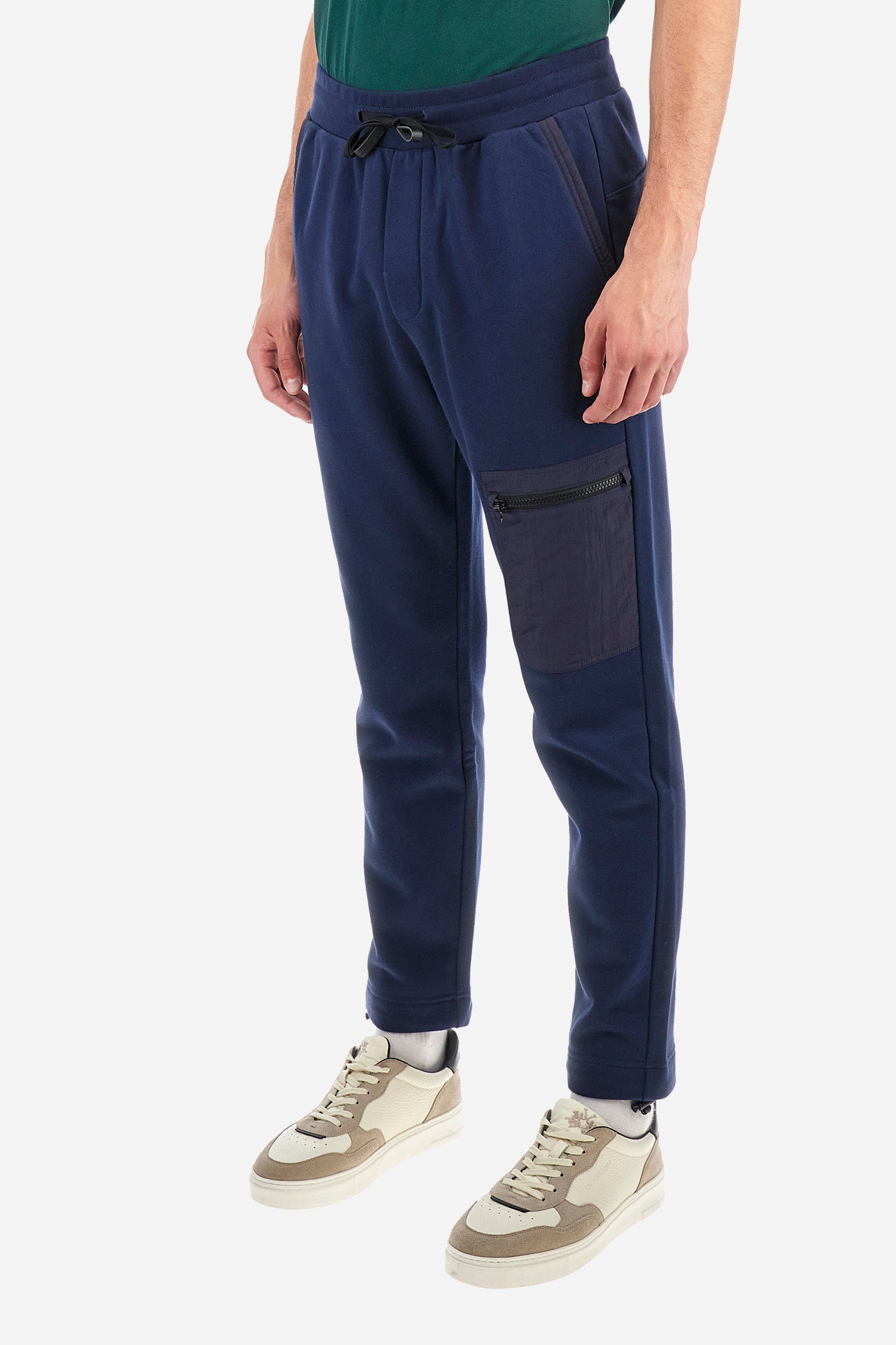Men's plain jogging bottoms, made from a cotton blend. Drawstring waist and cuffs. Double front pocket. There is an additional zipped pocket on the front. The logo appears on an appliquéd plaque the back. Regular fit. The model is wearing a size L. - Navy