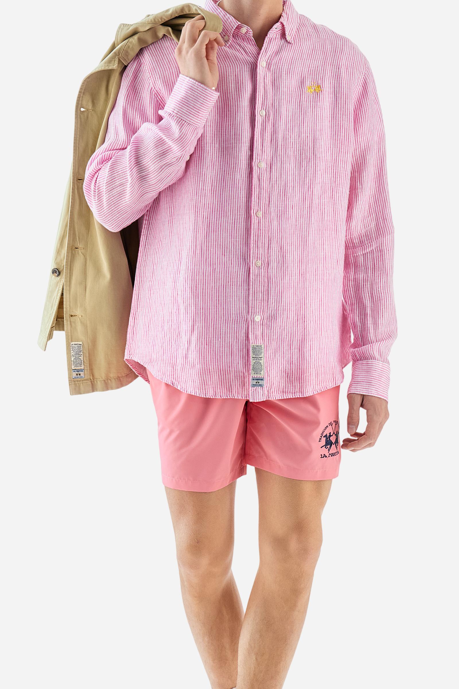 Men's long-sleeved striped shirt made of dual-tone 100% linen. Button-down collar. The logo is embroidered in a contrasting colour on the left side of the chest. Regular fit. The model is wearing a size L. - OpticWhite/PinkLady