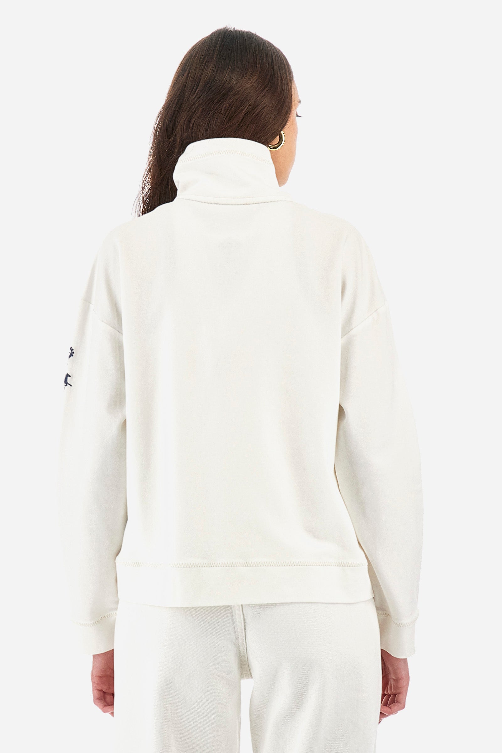 Women’s sweatshirt with long sleeves in solid color with full zip closure in contrasting tone. Made of stretch cotton. Wide neck, can be zipped up high. Contrasting embroidered lettering and logos on the front and sleeves recall the Polo Club Grand Hotel capsule collection. Regular fit. The model wears a size 2. - Off White