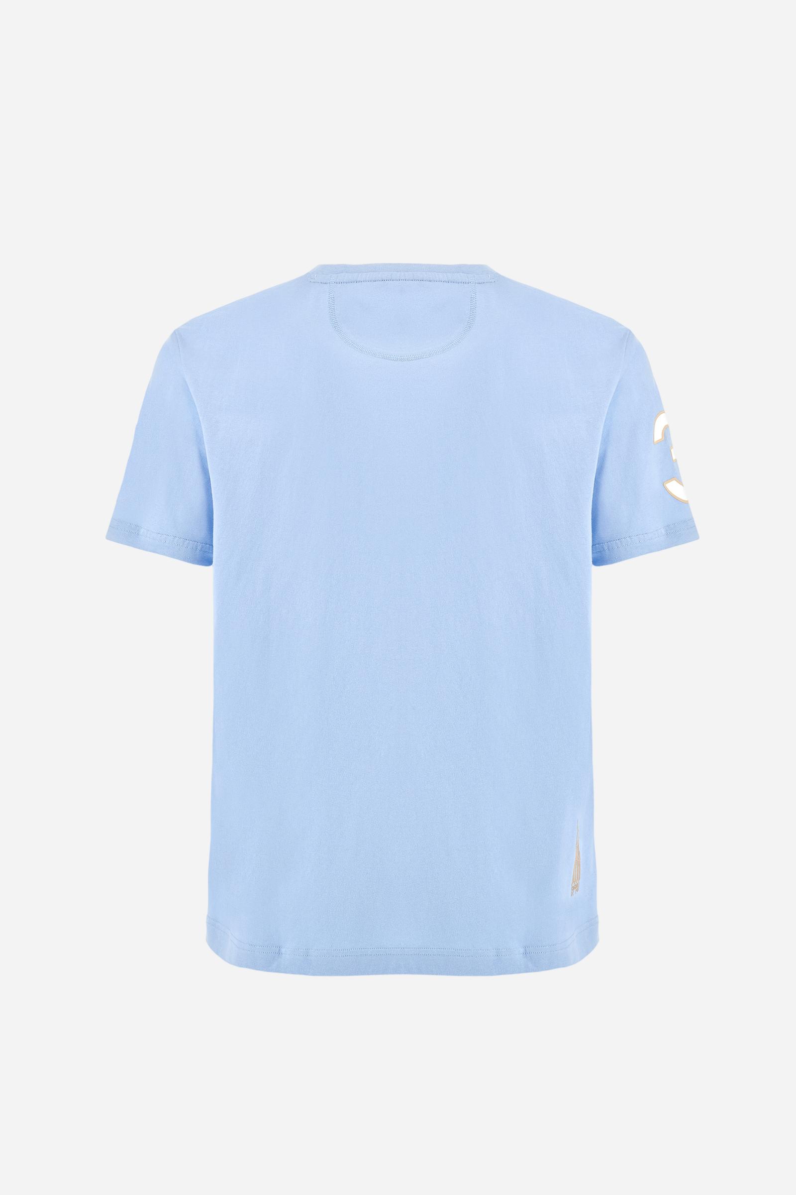 Men's plain cotton jersey T-shirt. Crew-neck model with matching ribbed collar. A contrasting jersey ribbon is applied on the inside of the collar. On the chest we find two graphics, both printed with contrasting colours and gold, that make references to Argentina. On the right sleeve the number 3 is present as a two-tone print with a slightly rubberised appearance. The logo and the La Martina lettering are printed on the chest, left side. Regular fit. The model is wearing a size L. - Vista Blue