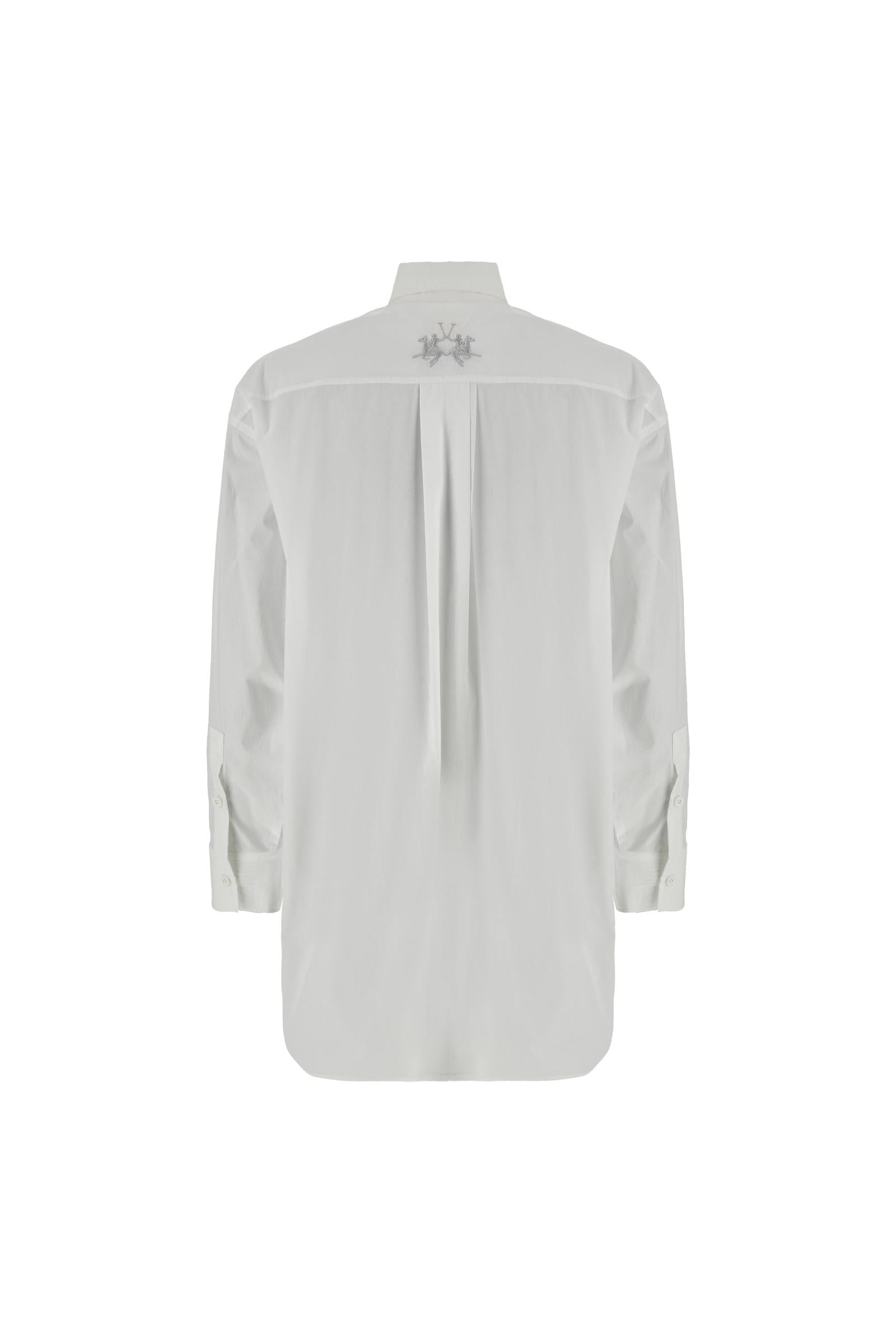 Women’s long-sleeve shirt in solid-colour 100% cotton poplin. Pointed collar, structured high cuffs and contrasting customised buttons. Back yoke with central box pleat for ease of movement. Oversized fit with slightly dropped shoulders and airy silhouette. 3D embroidered maxi logo in matching tone on the back yoke. The model wears size 2. - Optic White