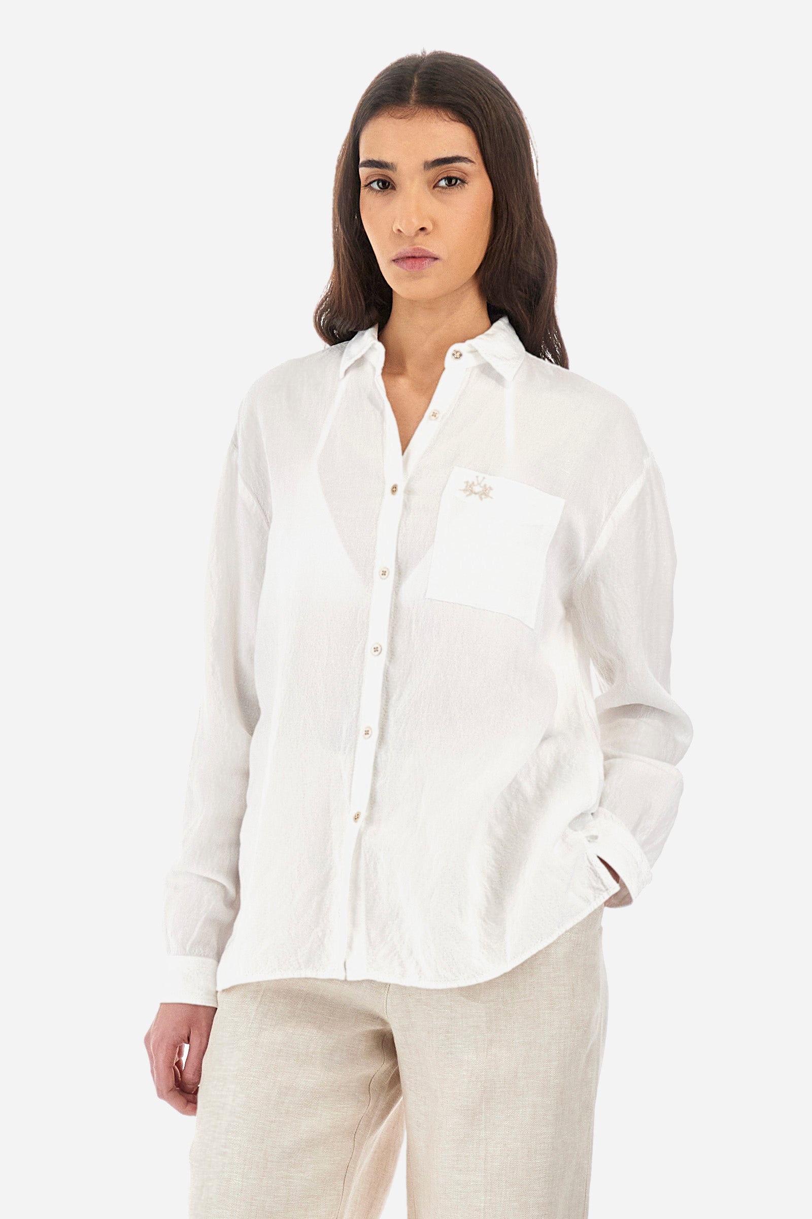 Long-sleeved women's shirt in a linen blend. French collar. With buttoned cuffs. Featuring darts on the back. Featuring a small embroidered logo on the front. The fit is regular. The model wears a size 2. - Optic White