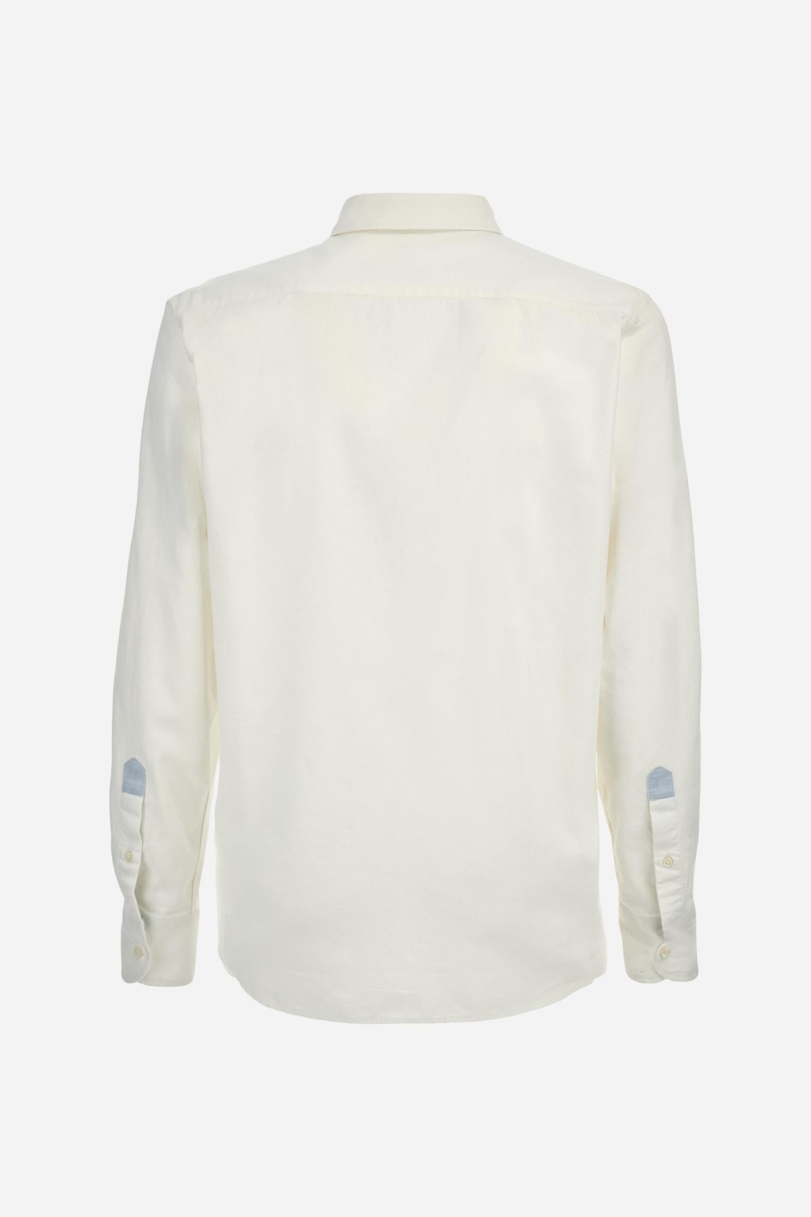 Men's plain long-sleeved shirt made from cotton and linen canvas. Featuring a button-down collar and sleeve openings embellished with contrasting fabric details. The graphic on the chest, over the heart, is created using a combination of embroidery and printing techniques to add a distinctive touch. On the side, at the front, there is a ribbon embroidered with the word Argentina, topped with a print. Regular fit. The model is wearing a size L. - Optic White