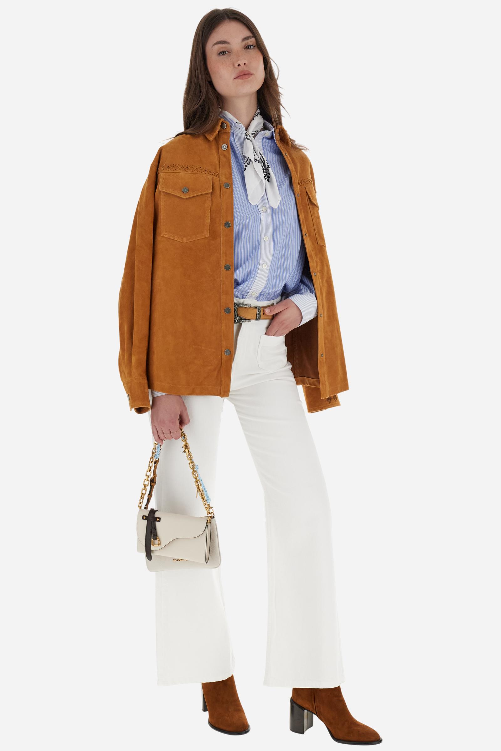 Women's solid-colour trousers in 100% cotton twill. Complete with belt loops and a zip and button fly. Double front and back pockets. The logo features on a metal plate sewn on the back. Regular fit with wide legs. The model is wearing a size 28. - Optic White