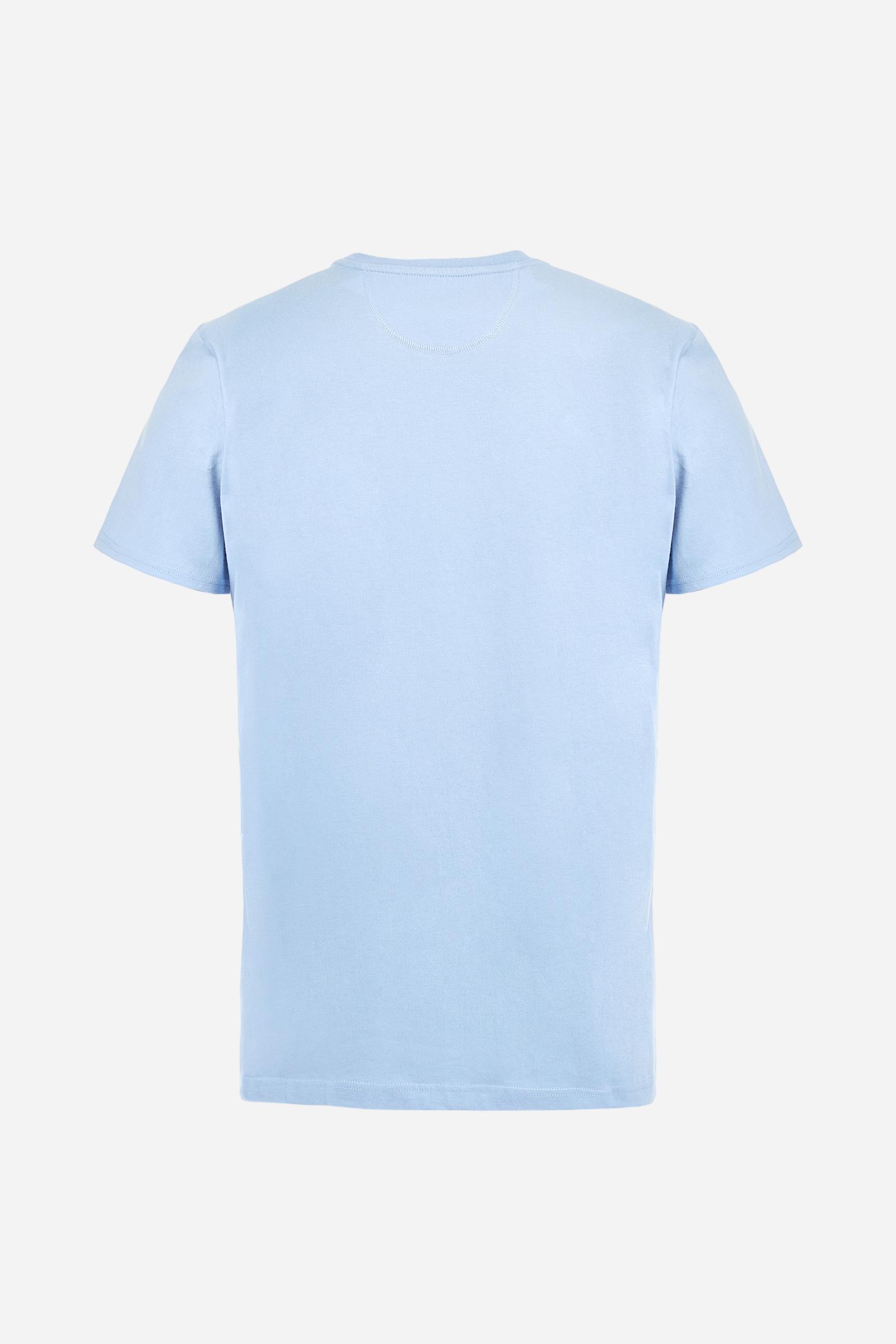 Men's short-sleeved crew-neck T-shirt in solid colour with embroidered logo in contrasting colour on the chest. Made of 100% cotton with a regular fit. It is perfect paired with Bermuda shorts or trousers for a casual and trendy look. Suitable for leisure time. The model is 187 cm tall and wears a size L. - Vista Blue