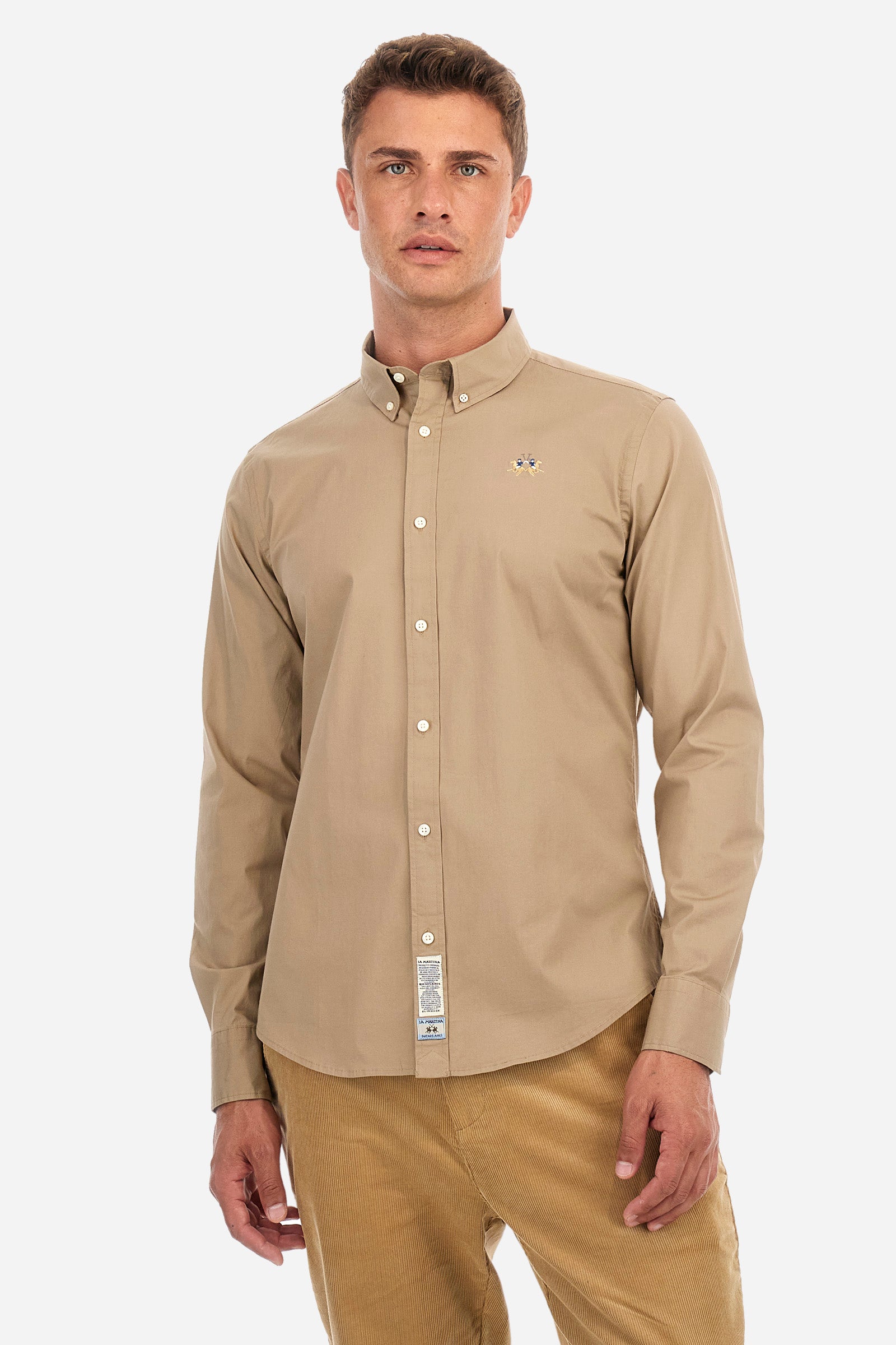 Men's single-colour shirt with long sleeves, made of stretch cotton. Button-down collar. With buttoned cuffs. Featuring a small embroidered logo on the front. Slim fit. The model is wearing a size L. - Ermine