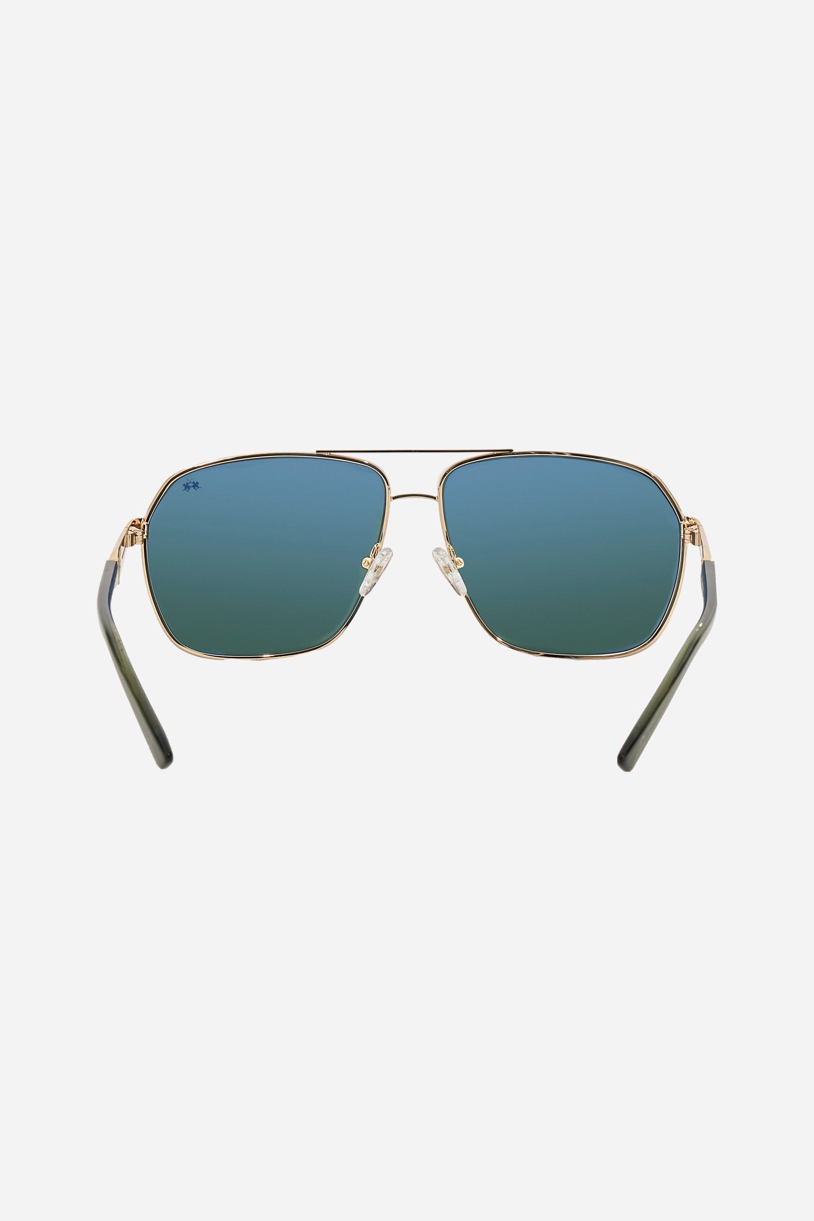 Men’s timeless aviator sunglasses. The ultra-light metal frame makes the glasses comfortable and perfect for long-term wear. Very easy to combine with any look. The mirrored gradient gray lens is also perfect for the evening time. The iconic La Martina logo is engraved in metal on the outside of the temple. - SHINY GOLD