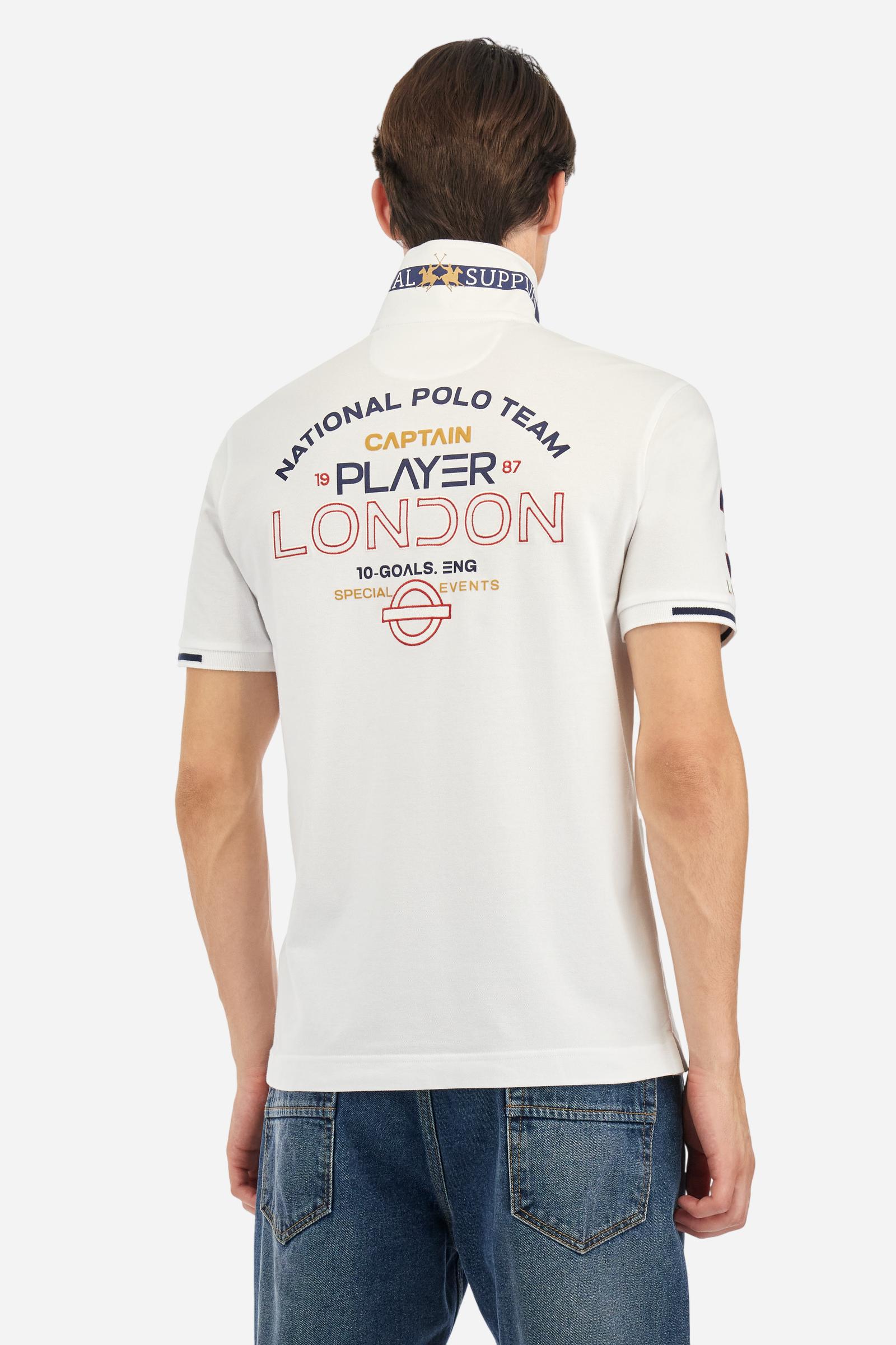 Short-sleeved, single-colour men's polo shirt made of stretch cotton piqué. Fastens with two buttons and internal opening, button side, in contrasting fabric. Ribbed collar and cuffs. The cuffs feature an inlaid detail in a contrasting colour. The graphics on the chest and back are made with mixed techniques: printing and embroidery. The logo is embroidered on the chest, left side. The fit is regular. The model is wearing a size L. - Optic White