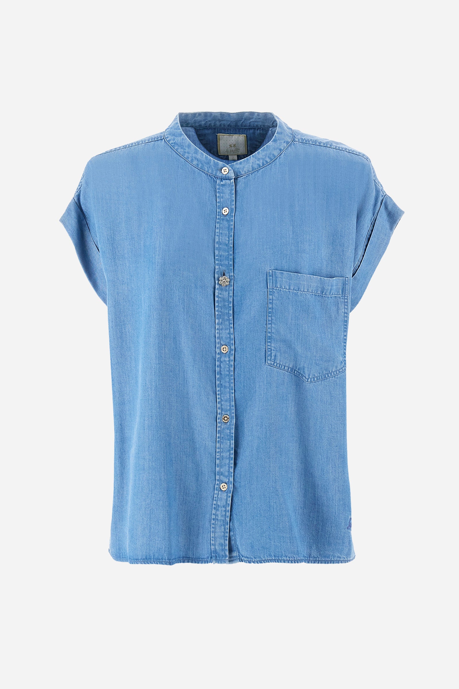 Women's short-sleeved denim shirt, made of ecological fabric. Mandarin collar. There is an open pocket on the chest. Featuring a jewel button. The front features the logo and "La Martina" lettering. The fit is regular. The model wears a size 2. - Medium Indigo Denim