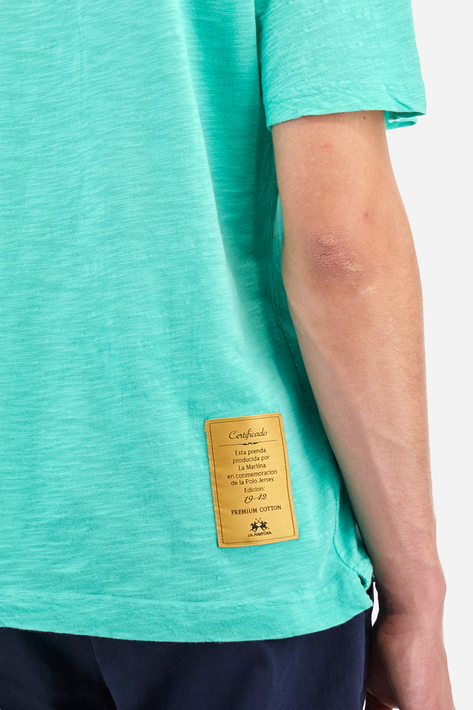 Iconic Polo 19-42 from La Martina. Single-coloured short-sleeved men's polo shirt made from 100% slub jersey. Featuring a regular fit, it has a collar and a double button fastening. The institutional logo is embroidered on the front. A patch representing the line is sewn on the back. Each polo comes in an exclusive envelope with a logo and is accompanied by a guarantee certificate. The fit is regular. The model wears a size L. - Florida Keys