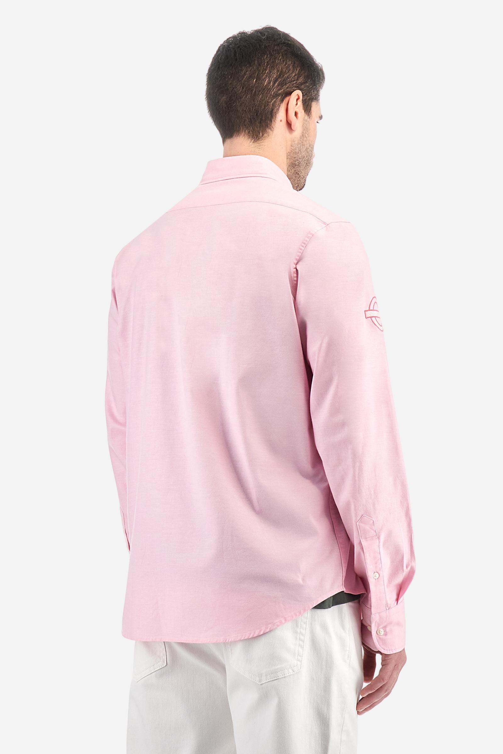 Men's long-sleeved single-colour shirt made of 100% Oxford cotton. Button-down collar. Featuring twill details on the inner collar and cuff. The graphics on the chest and sleeves are embroidered with contrasting coloured threads. The fit is regular. The model is wearing a size L. - Parfait Pink
