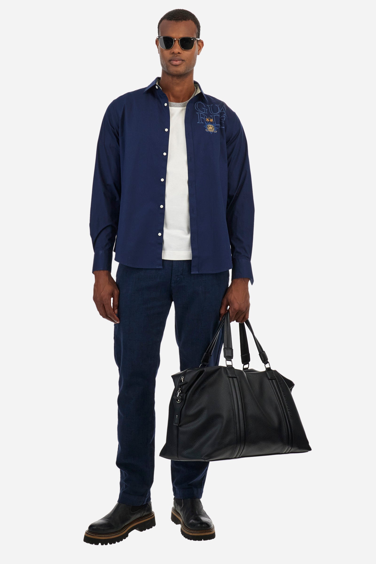 Men's plain short-sleeved T-shirt, made from 100% cotton. Contrasting crew neckline and sleeves. A symbol from the University line, containing the brand logo, is appliquéd on the front. Regular fit. The model is wearing a size L. - Off White